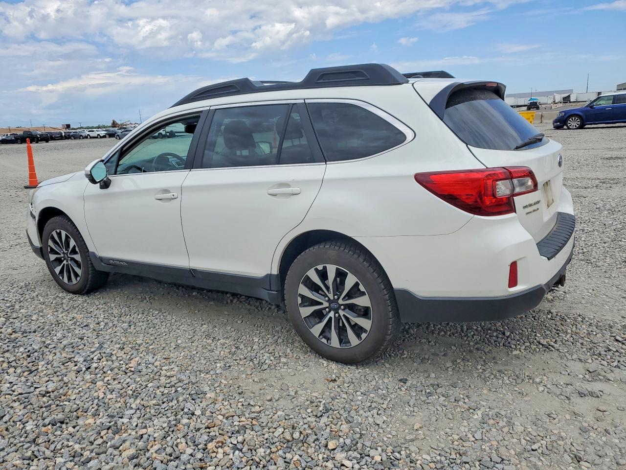 2015 Subaru Outback 2.5i Limited White vin: 4S4BSBNC9F3286998
