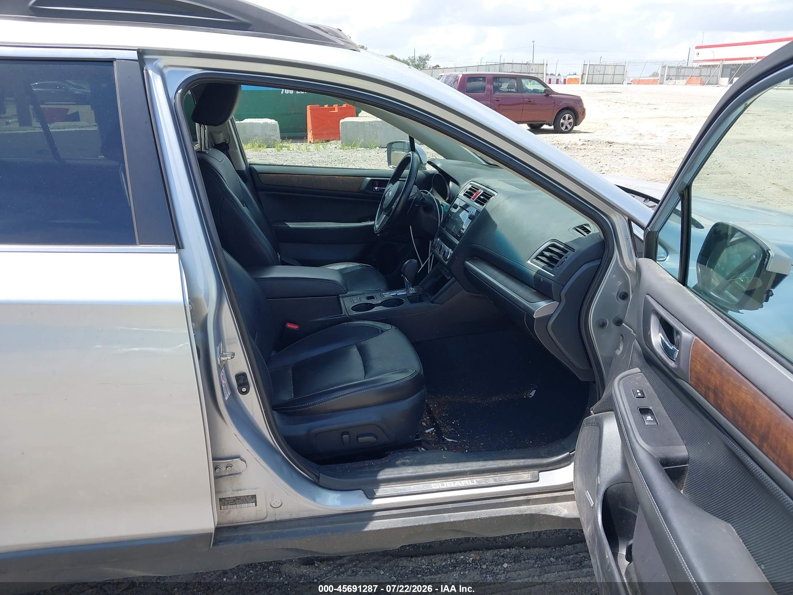 2015 Subaru Outback 2.5i Limited Silver vin: 4S4BSBNC9F3361652