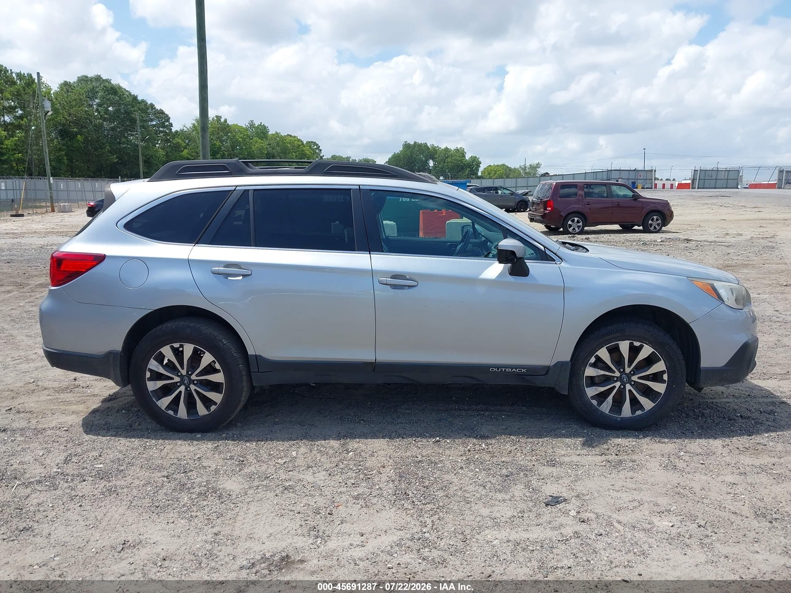 2015 Subaru Outback 2.5i Limited Silver vin: 4S4BSBNC9F3361652