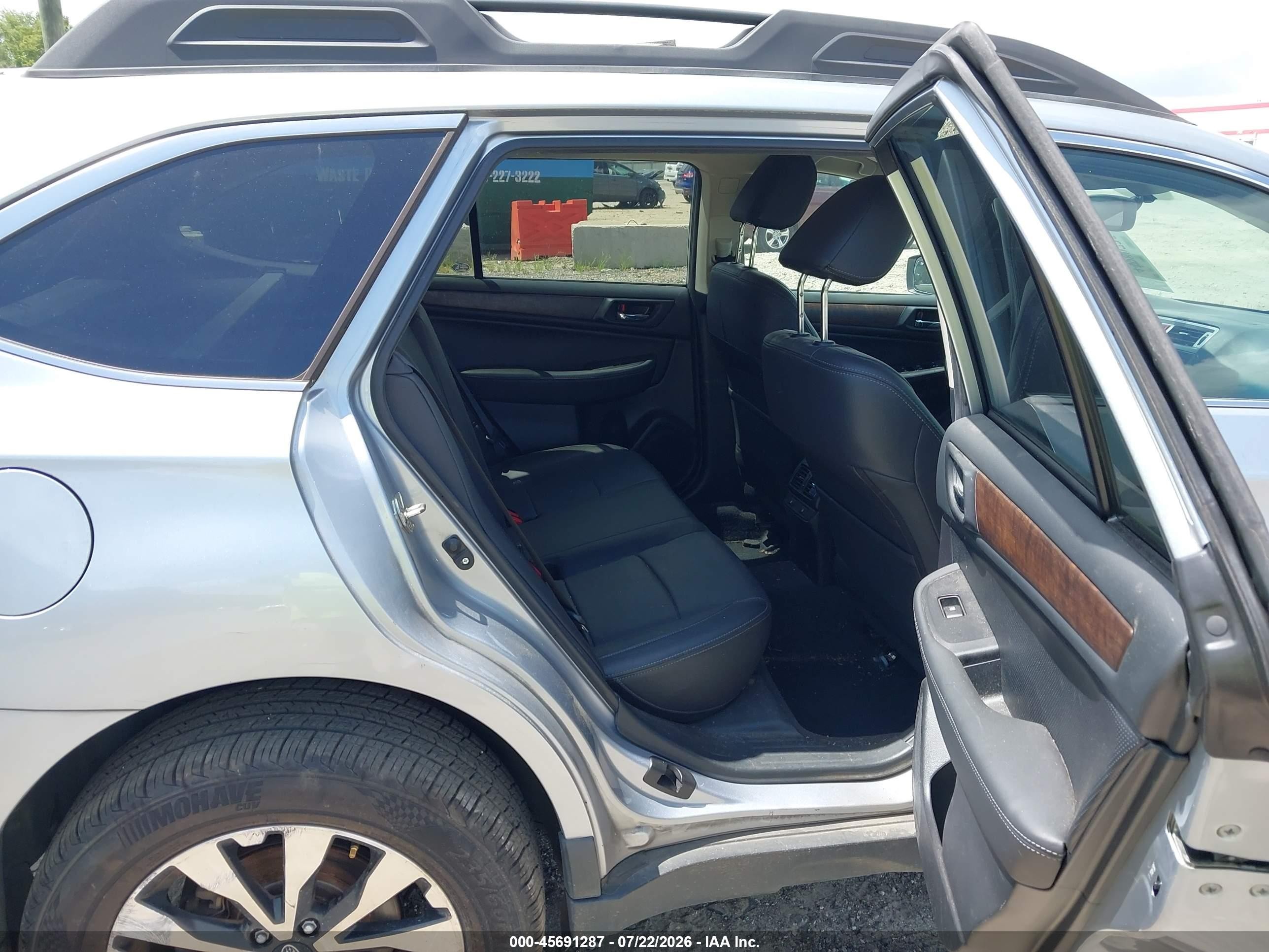 2015 Subaru Outback 2.5i Limited Silver vin: 4S4BSBNC9F3361652