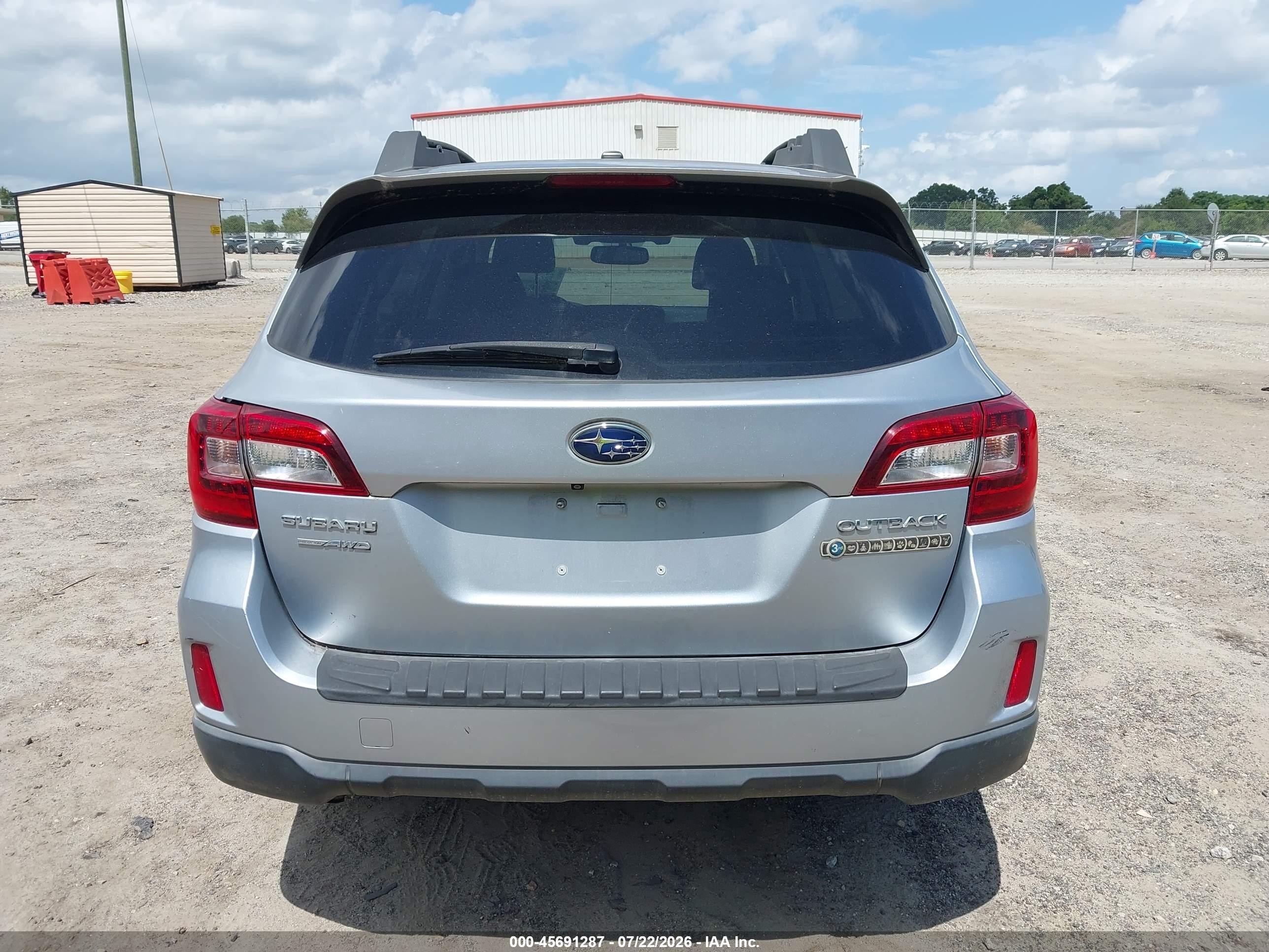 2015 Subaru Outback 2.5i Limited Silver vin: 4S4BSBNC9F3361652