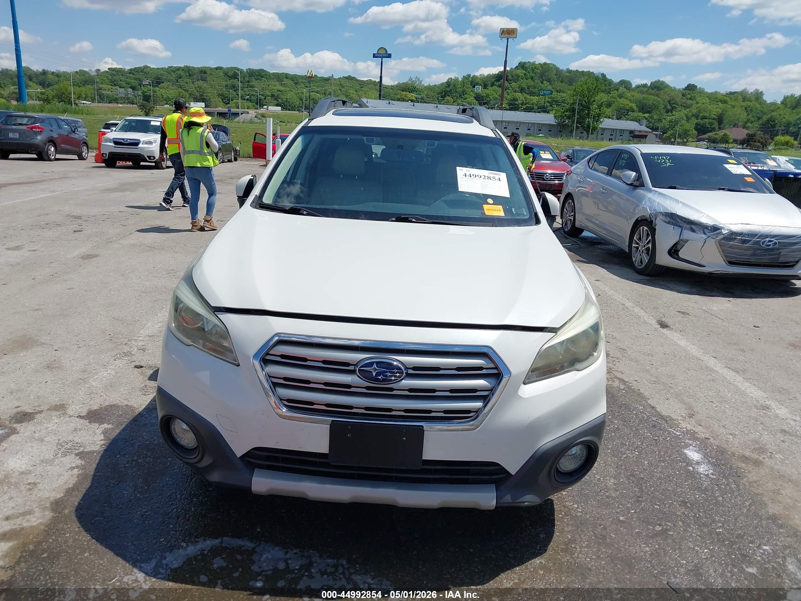 2015 Subaru Outback 2.5i Limited White vin: 4S4BSBNCXF3279381