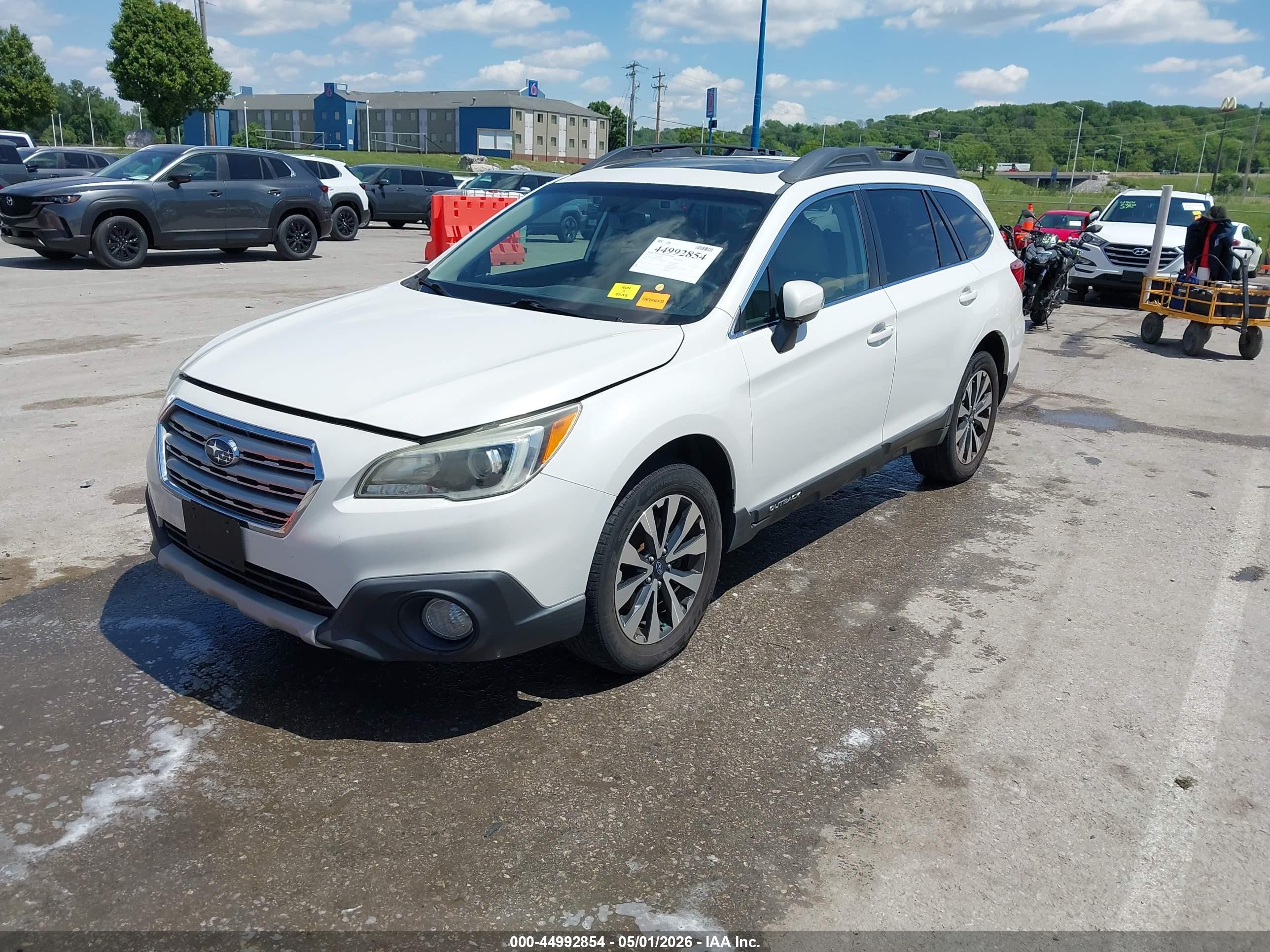 2015 Subaru Outback 2.5i Limited White vin: 4S4BSBNCXF3279381