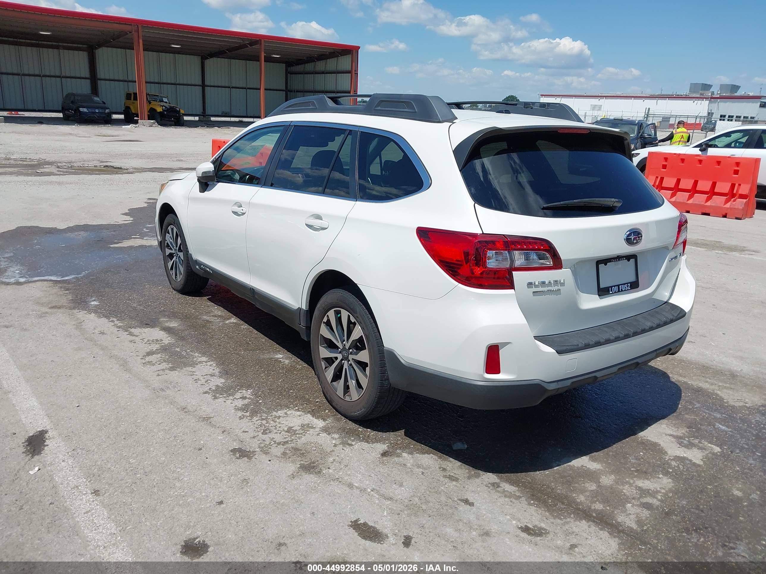 2015 Subaru Outback 2.5i Limited White vin: 4S4BSBNCXF3279381