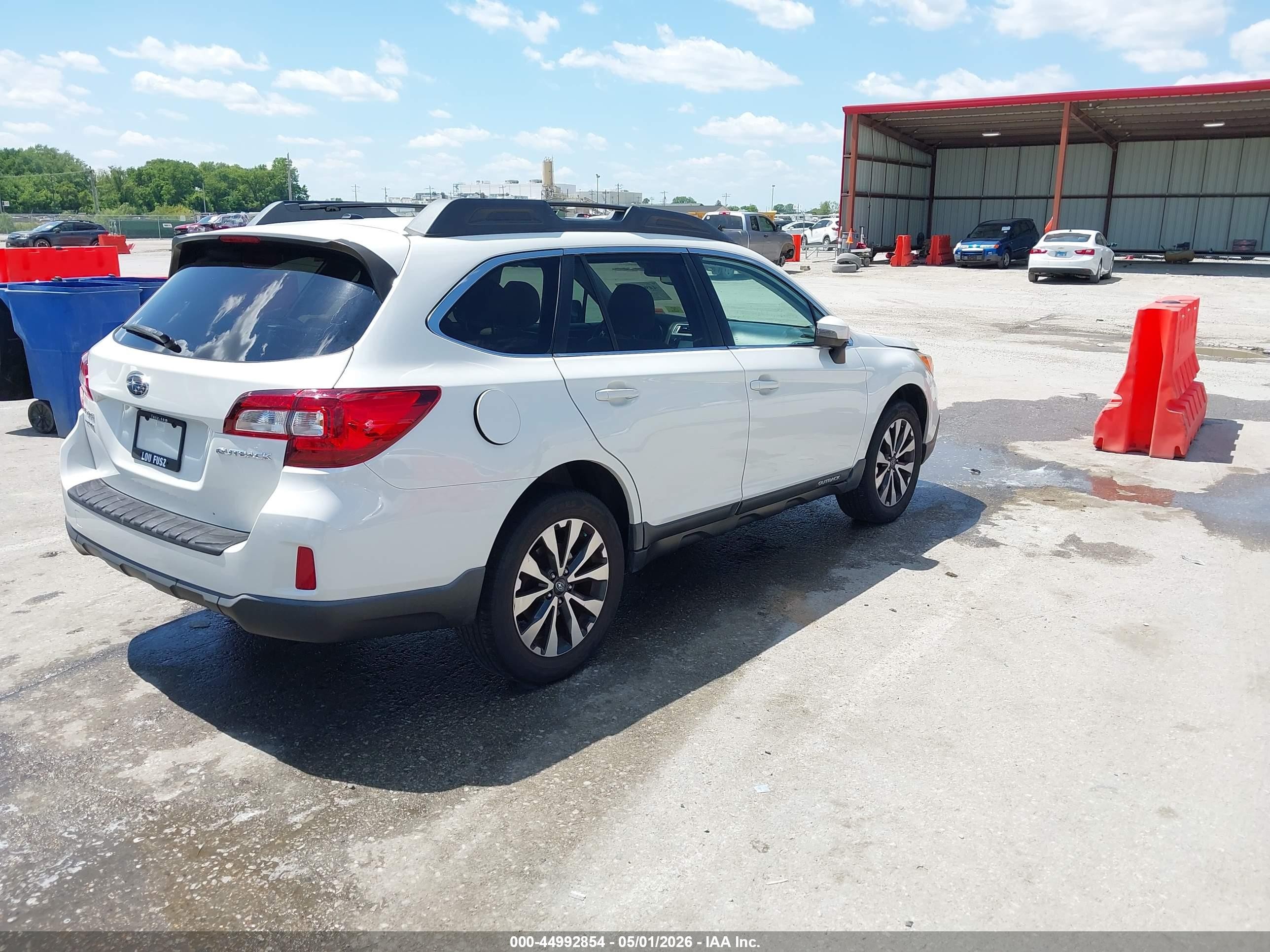 2015 Subaru Outback 2.5i Limited White vin: 4S4BSBNCXF3279381