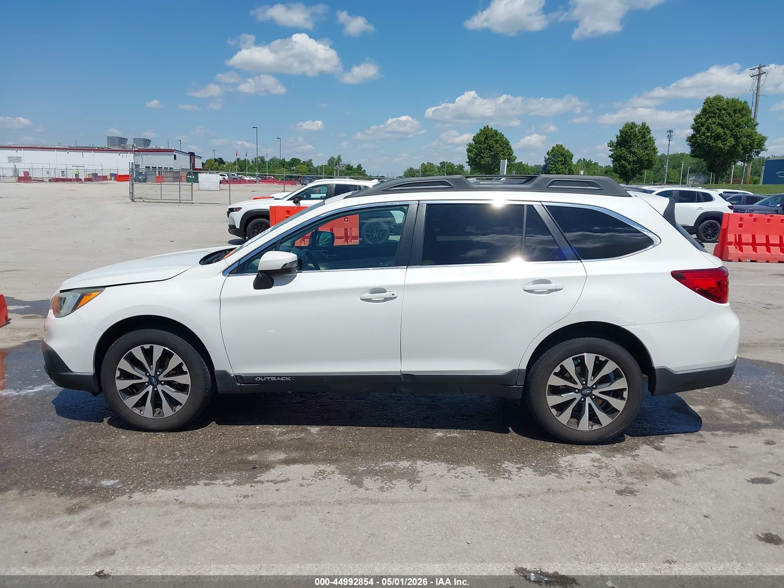 2015 Subaru Outback 2.5i Limited White vin: 4S4BSBNCXF3279381