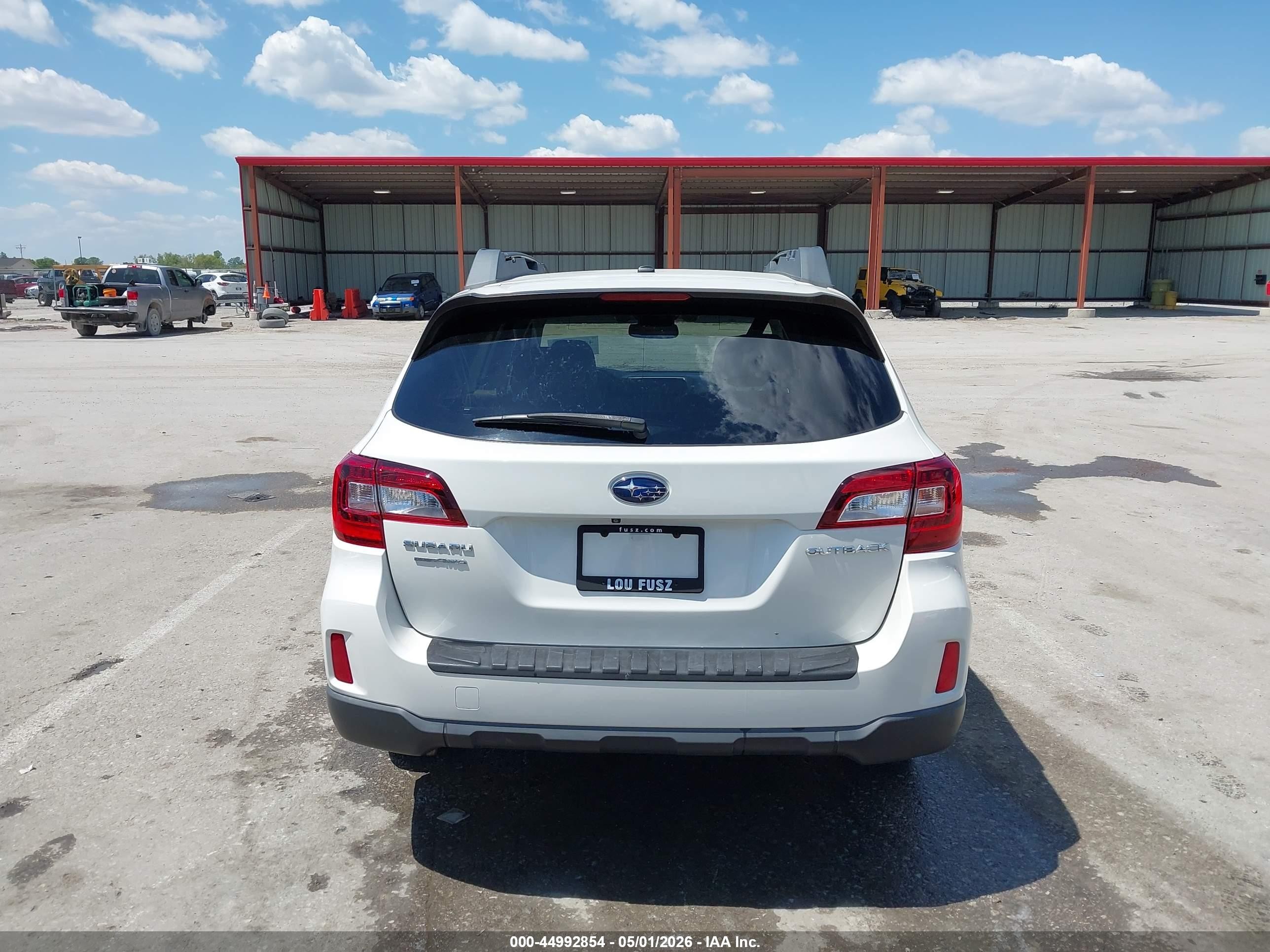 2015 Subaru Outback 2.5i Limited White vin: 4S4BSBNCXF3279381