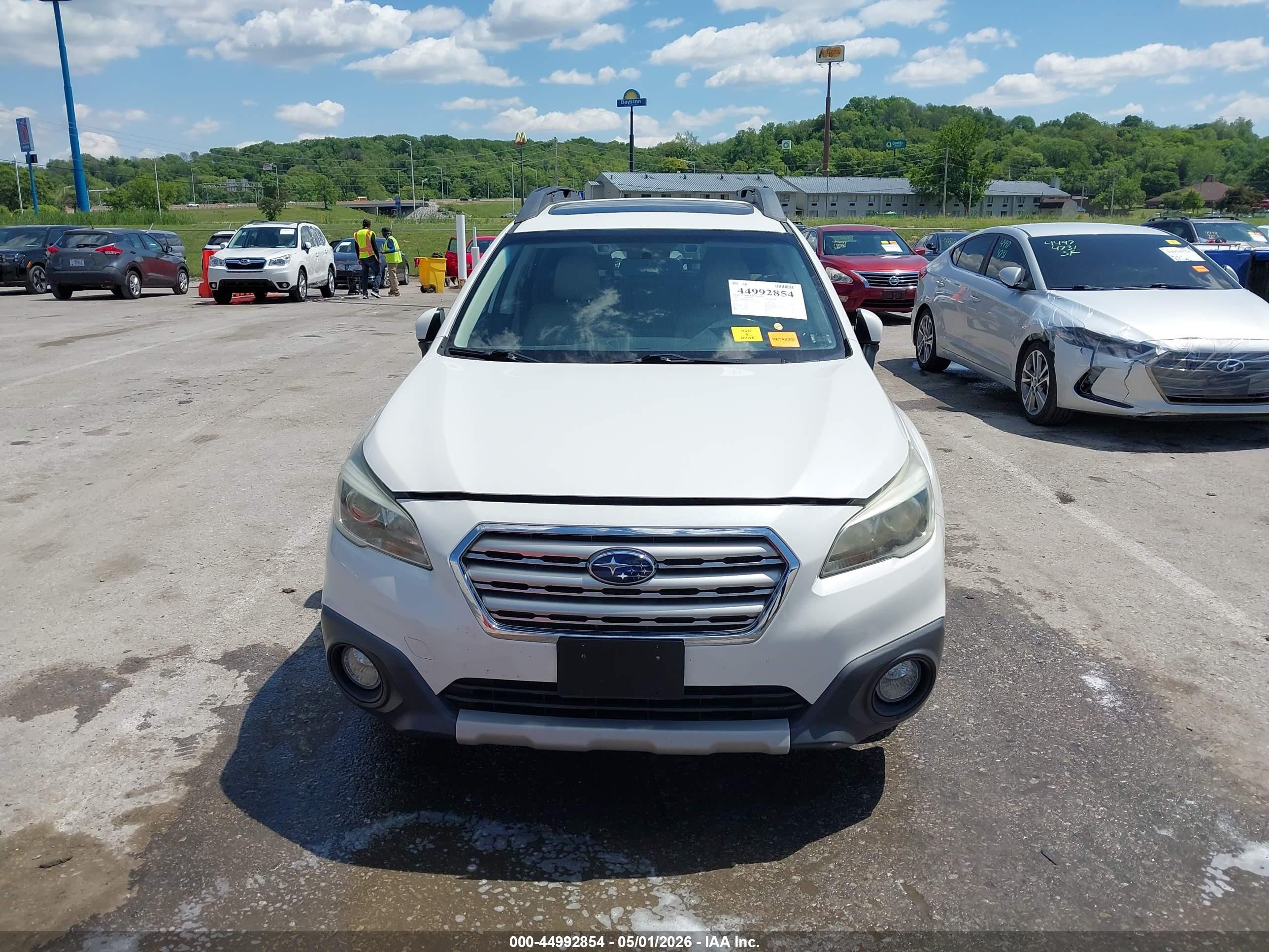 2015 Subaru Outback 2.5i Limited White vin: 4S4BSBNCXF3279381