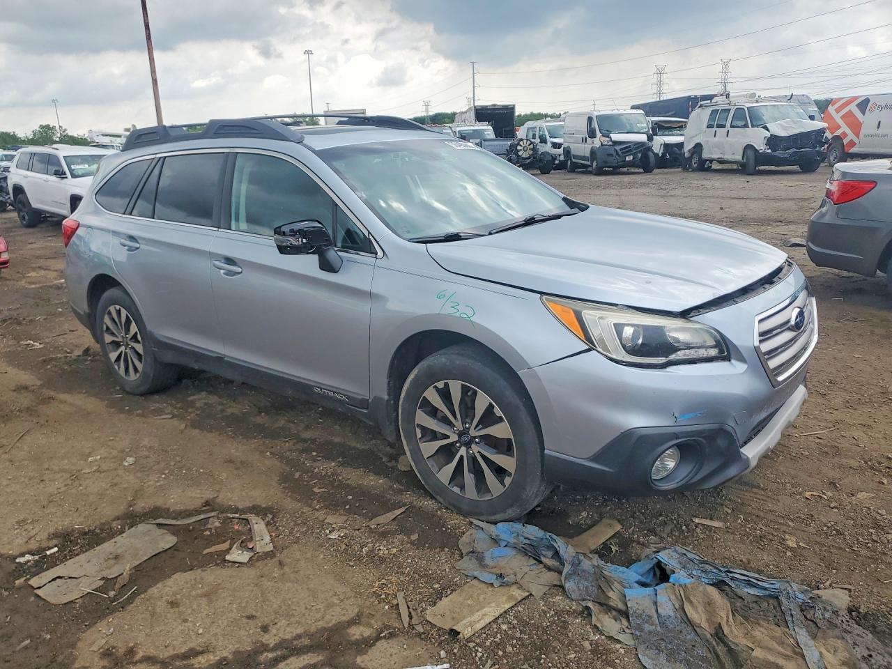 2015 Subaru Outback 2.5i Limited Silver vin: 4S4BSBNCXF3286587