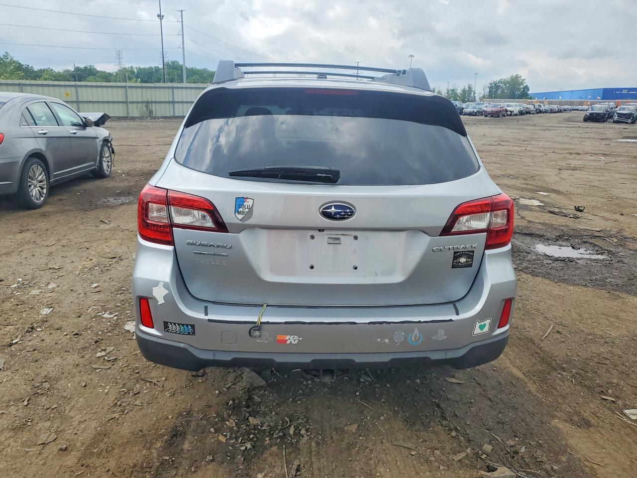 2015 Subaru Outback 2.5i Limited Silver vin: 4S4BSBNCXF3286587