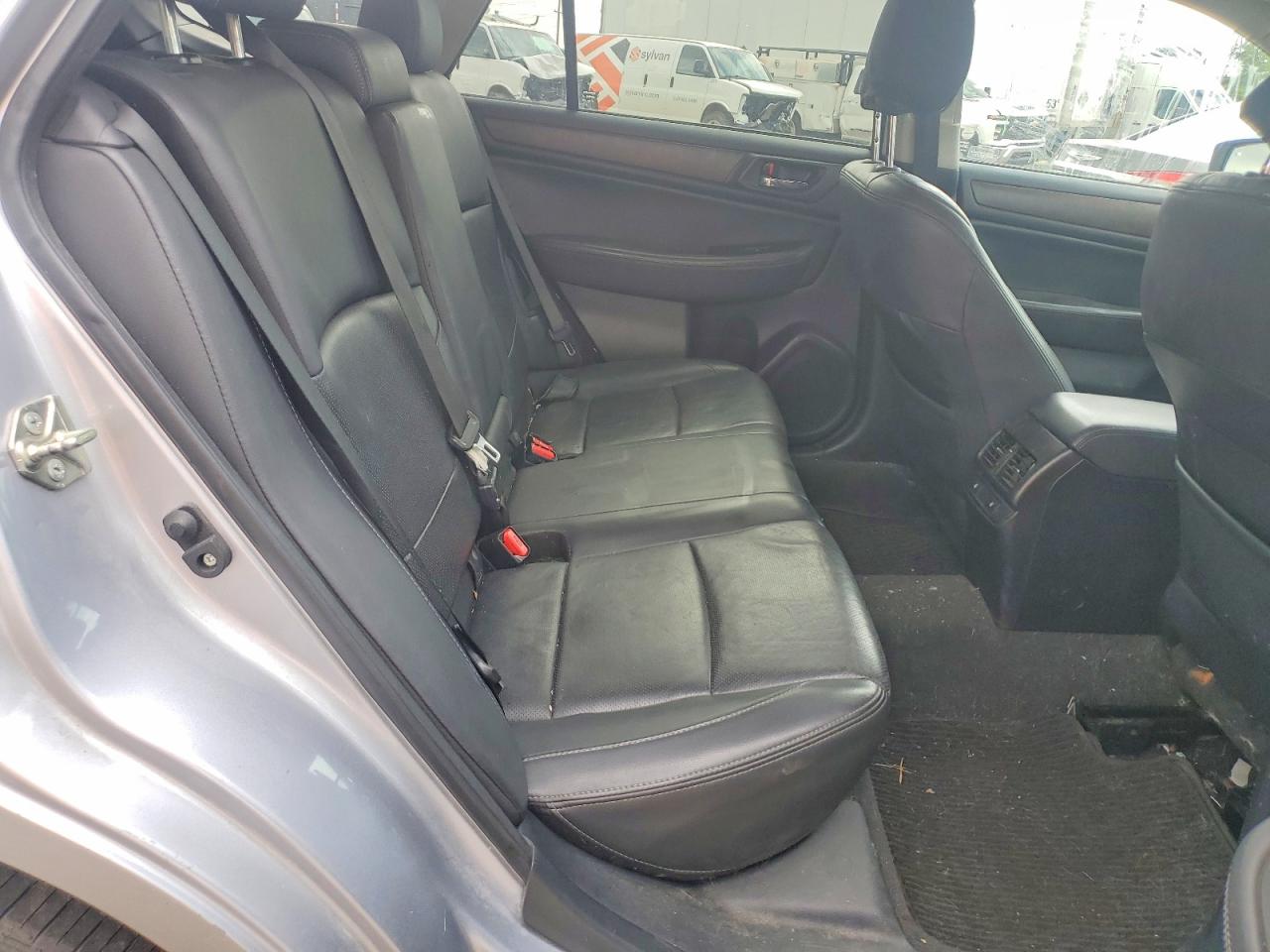 2015 Subaru Outback 2.5i Limited Silver vin: 4S4BSBNCXF3286587