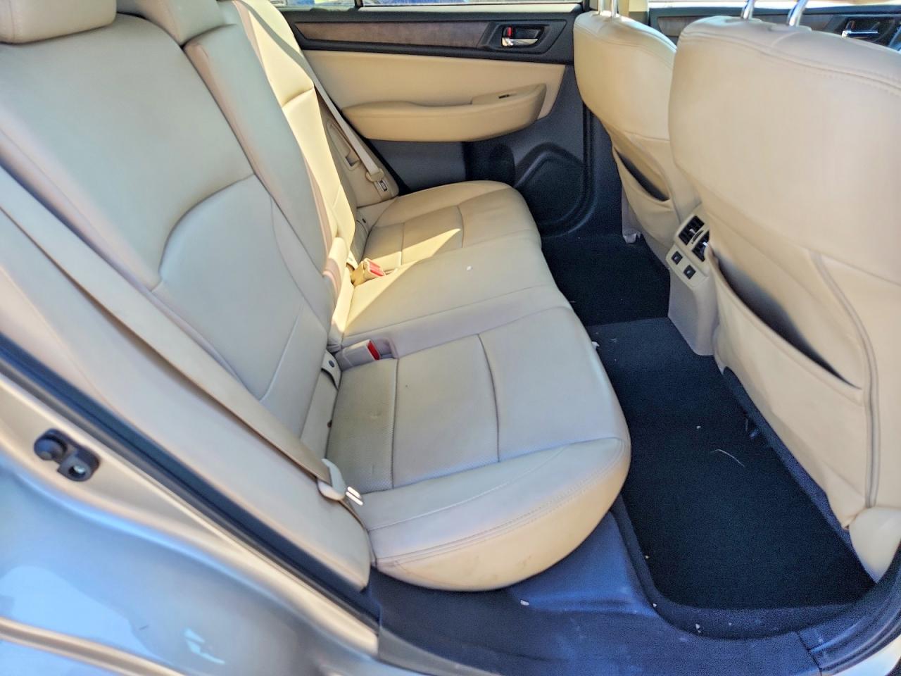 2015 Subaru Outback 2.5i Limited Silver vin: 4S4BSBNCXF3318308