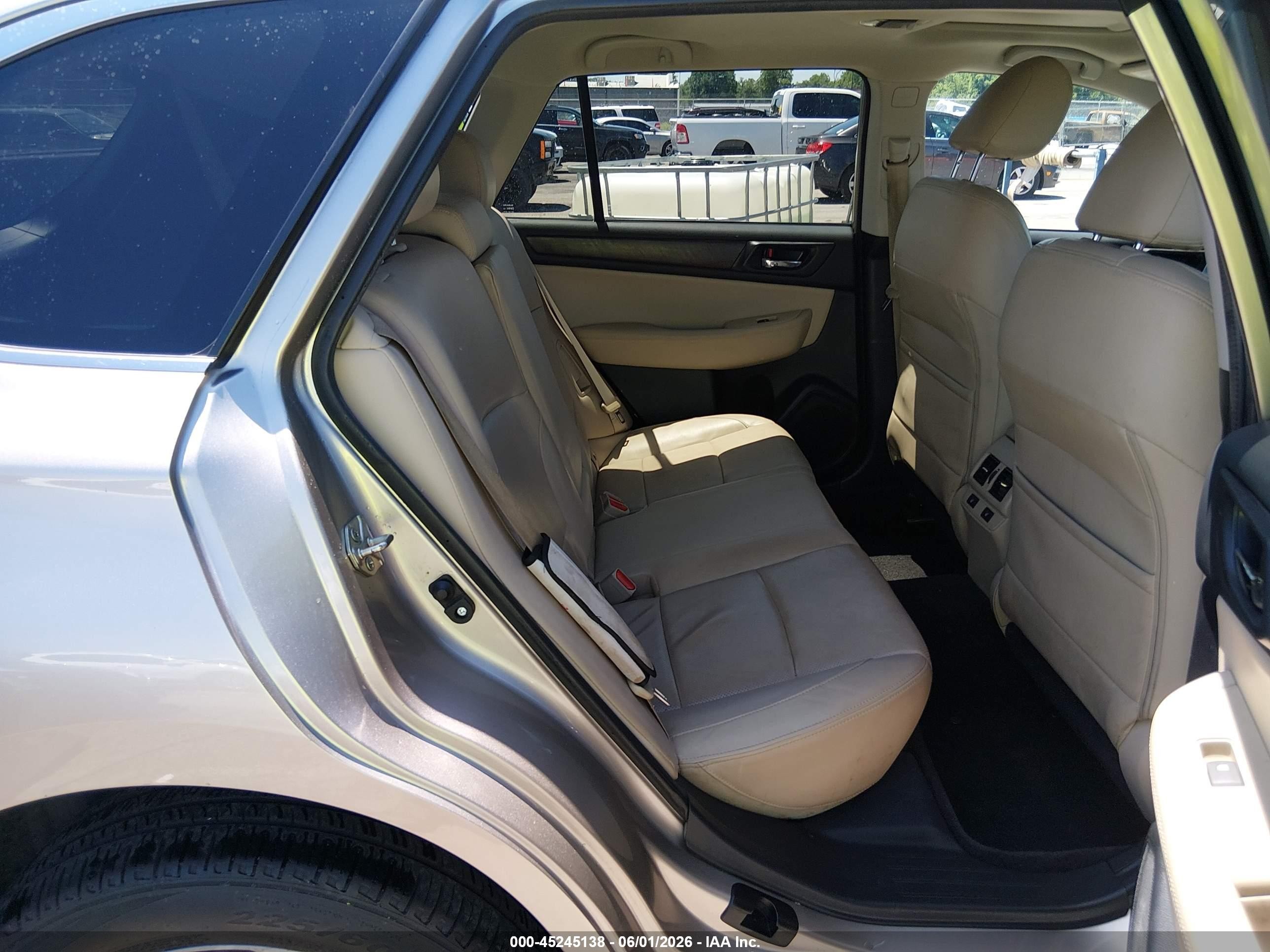 2015 Subaru Outback 3.6r Limited Silver vin: 4S4BSELCXF3213501