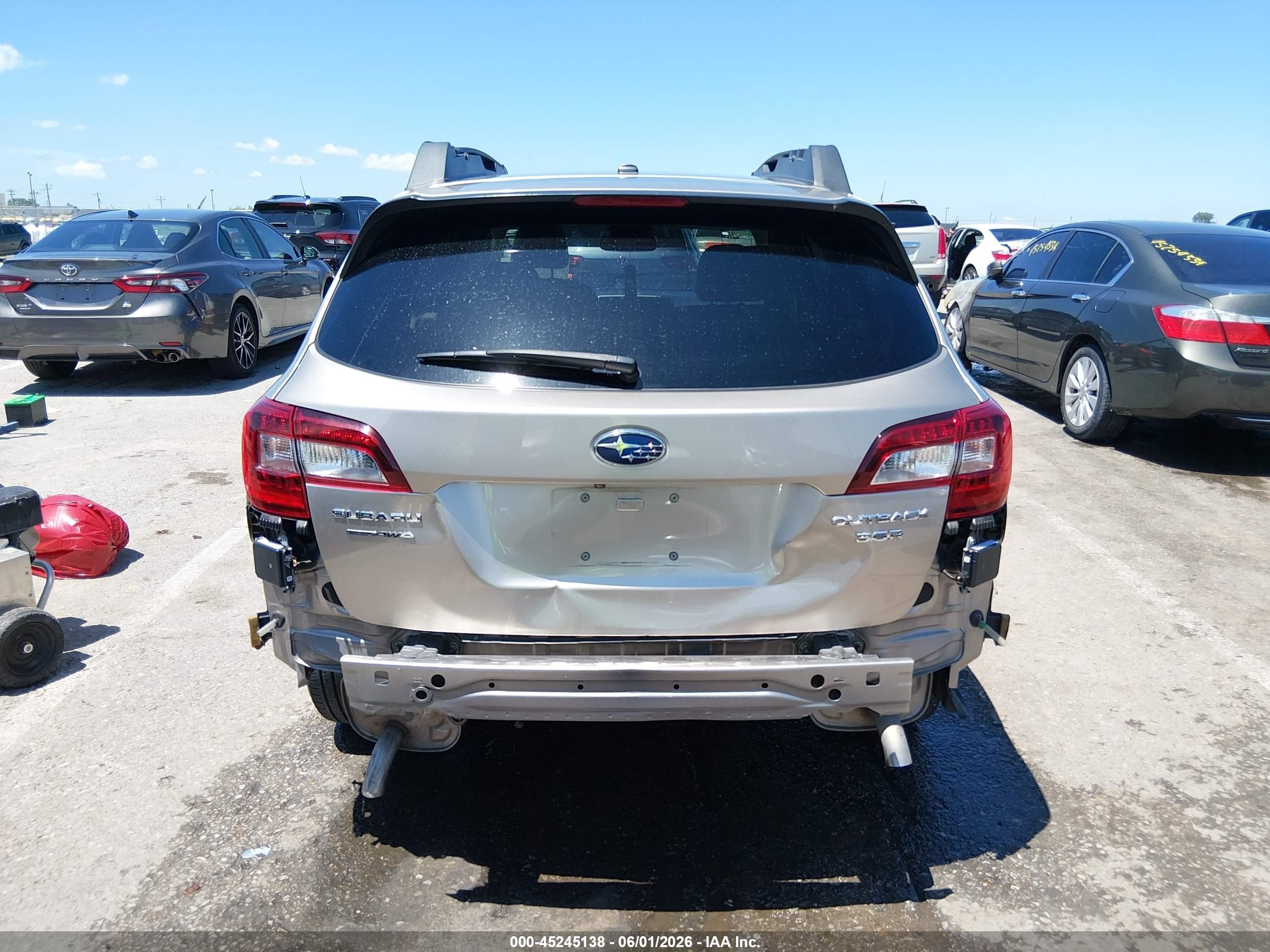 2015 Subaru Outback 3.6r Limited Silver vin: 4S4BSELCXF3213501
