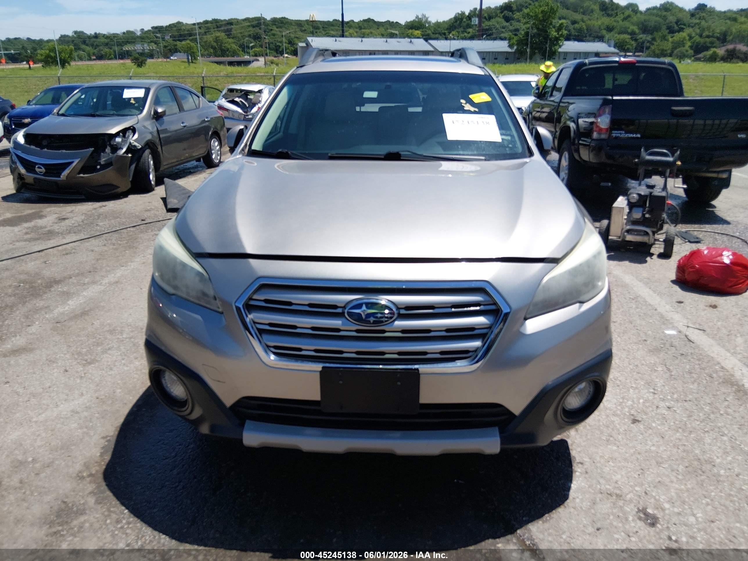 2015 Subaru Outback 3.6r Limited Silver vin: 4S4BSELCXF3213501