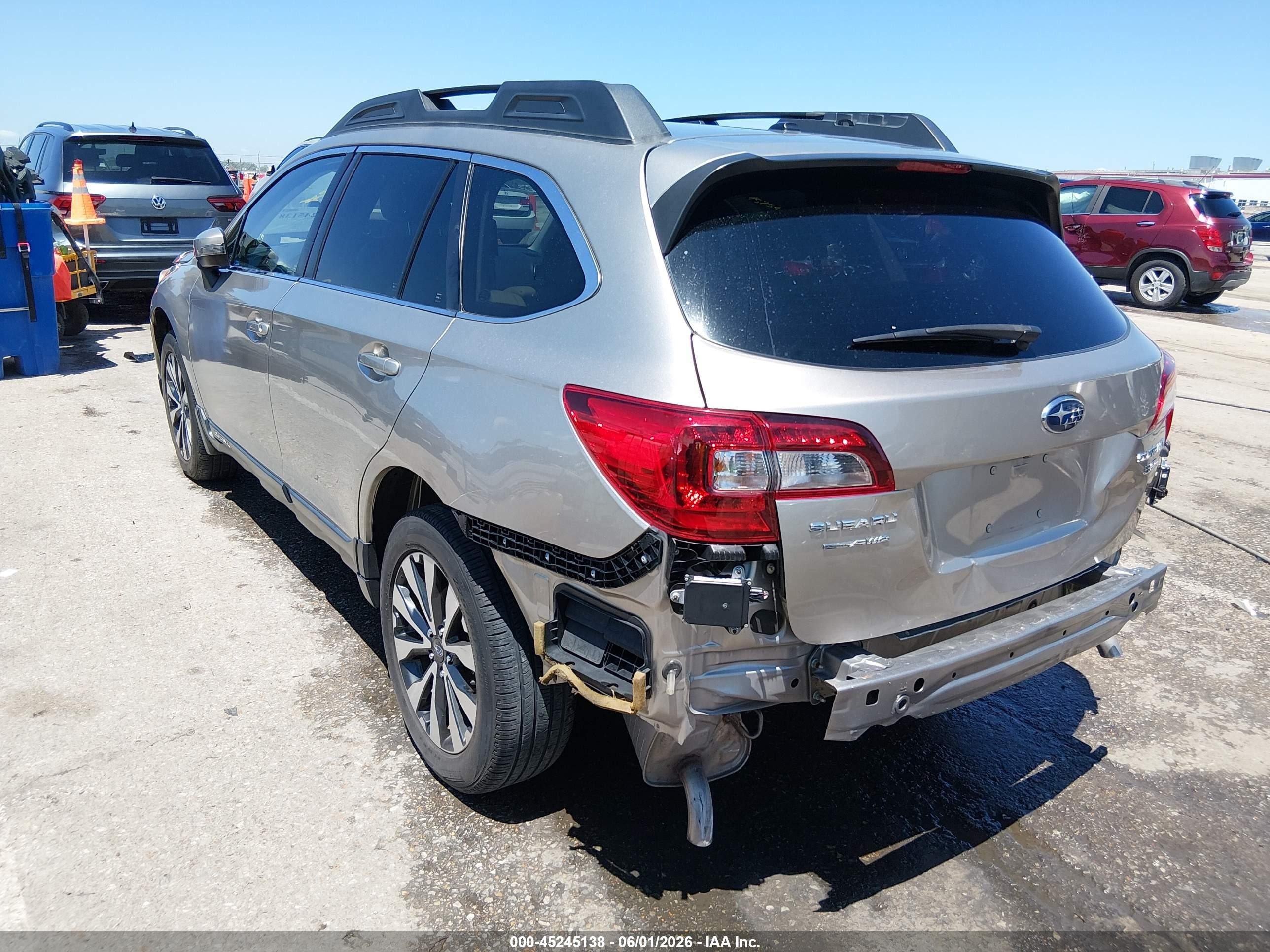 2015 Subaru Outback 3.6r Limited Silver vin: 4S4BSELCXF3213501
