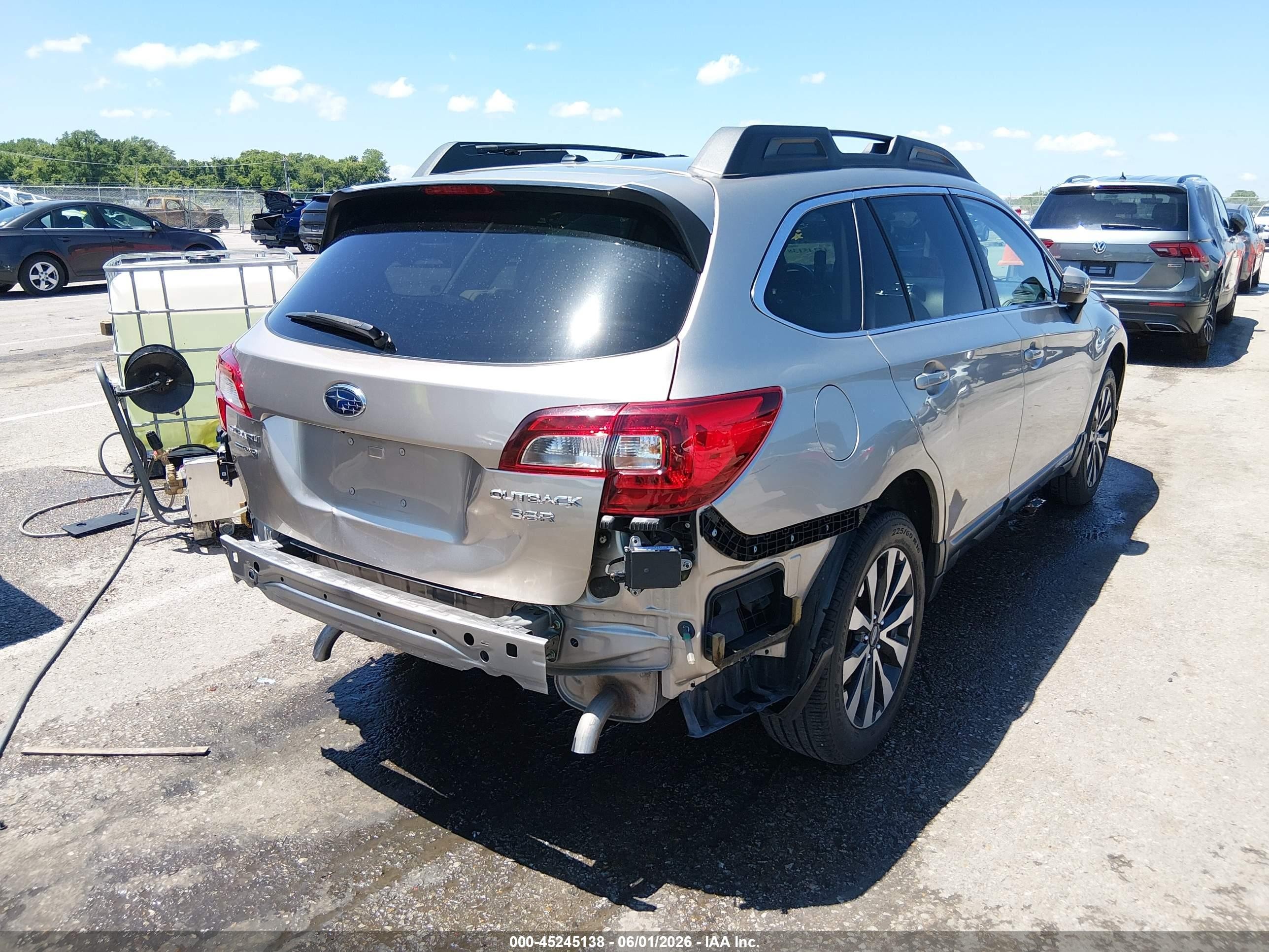 2015 Subaru Outback 3.6r Limited Silver vin: 4S4BSELCXF3213501