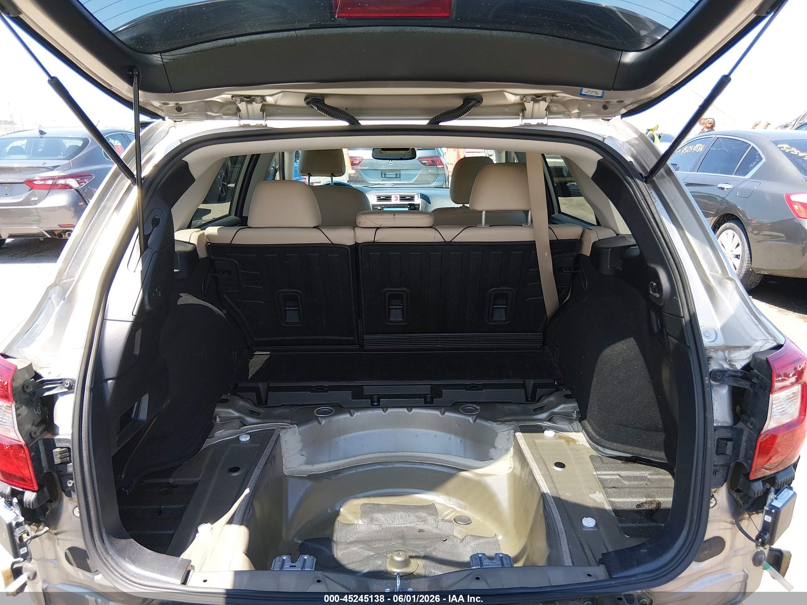 2015 Subaru Outback 3.6r Limited Silver vin: 4S4BSELCXF3213501