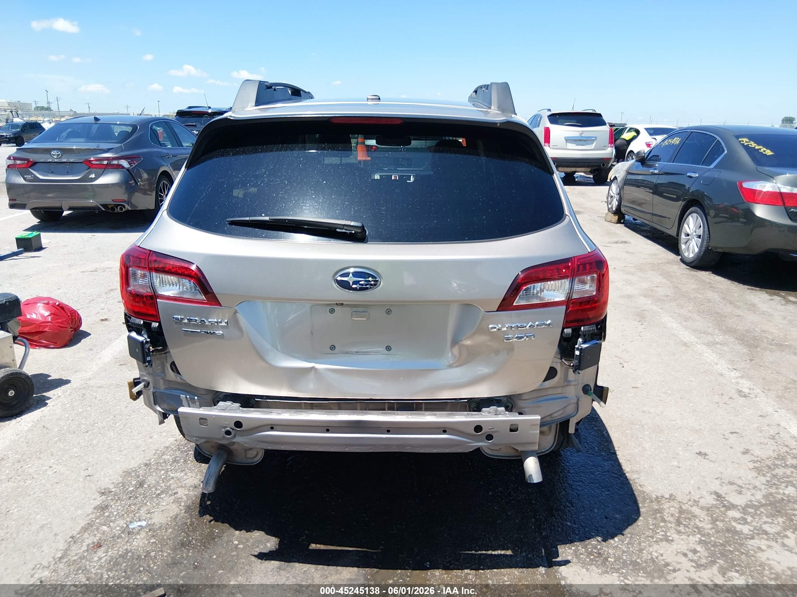 2015 Subaru Outback 3.6r Limited Silver vin: 4S4BSELCXF3213501