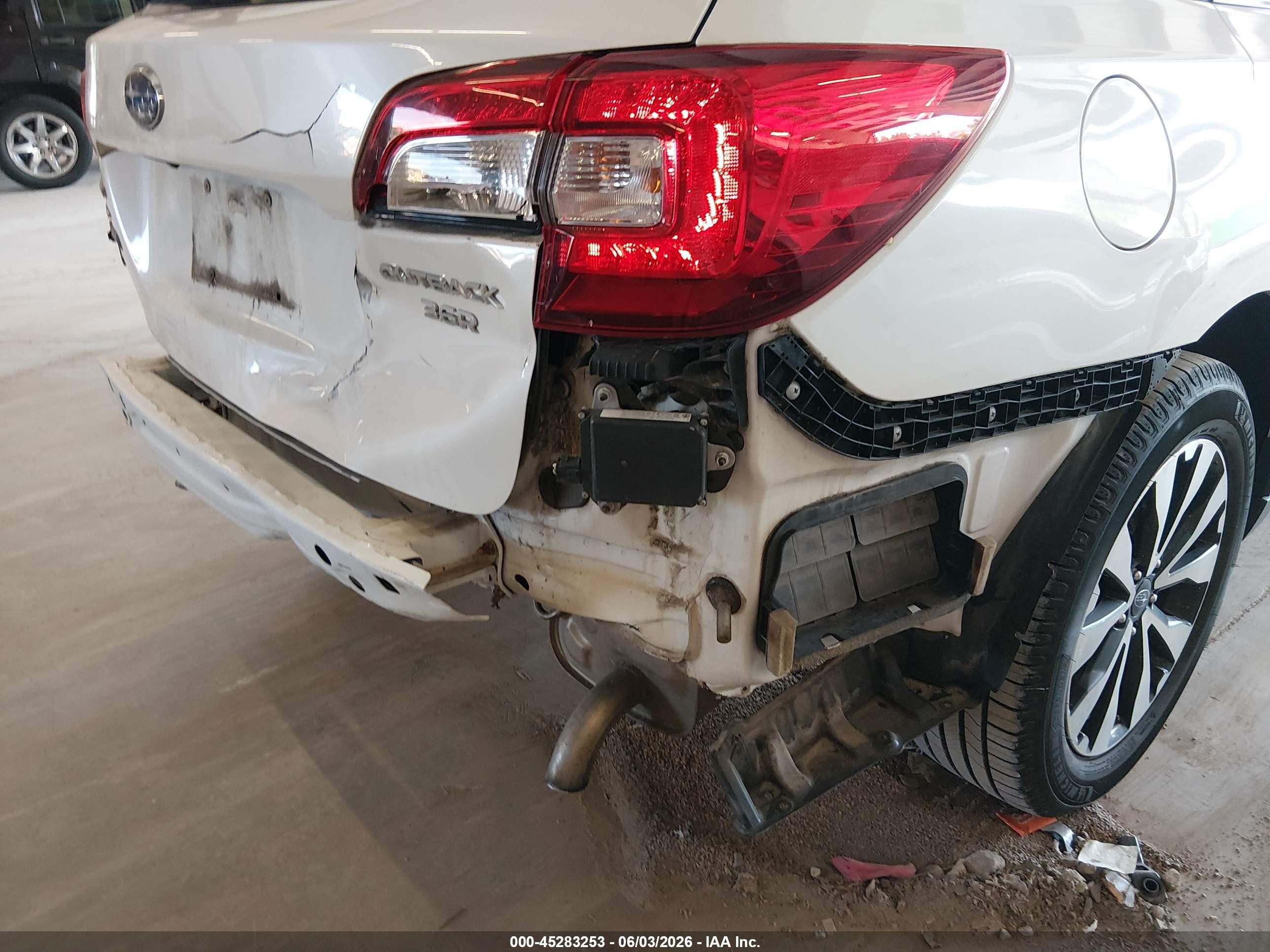 2015 Subaru Outback 3.6r Limited White vin: 4S4BSENC2F3289226