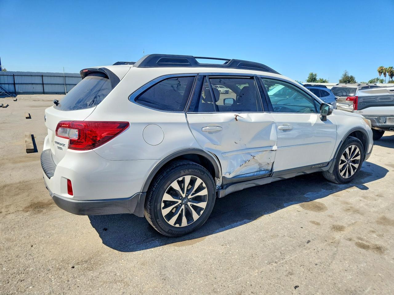 2015 Subaru Outback 3.6r Limited Белый vin: 4S4BSENC7F3349503
