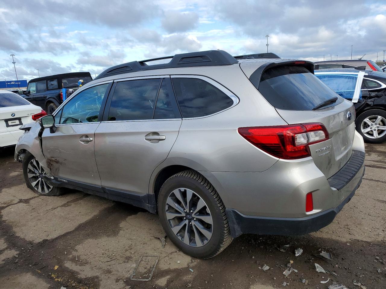 2015 Subaru Outback 3.6r Limited Silver vin: 4S4BSENC9F3268423