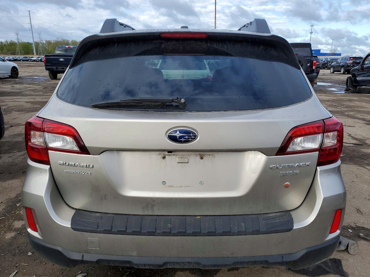 2015 Subaru Outback 3.6r Limited Silver vin: 4S4BSENC9F3268423