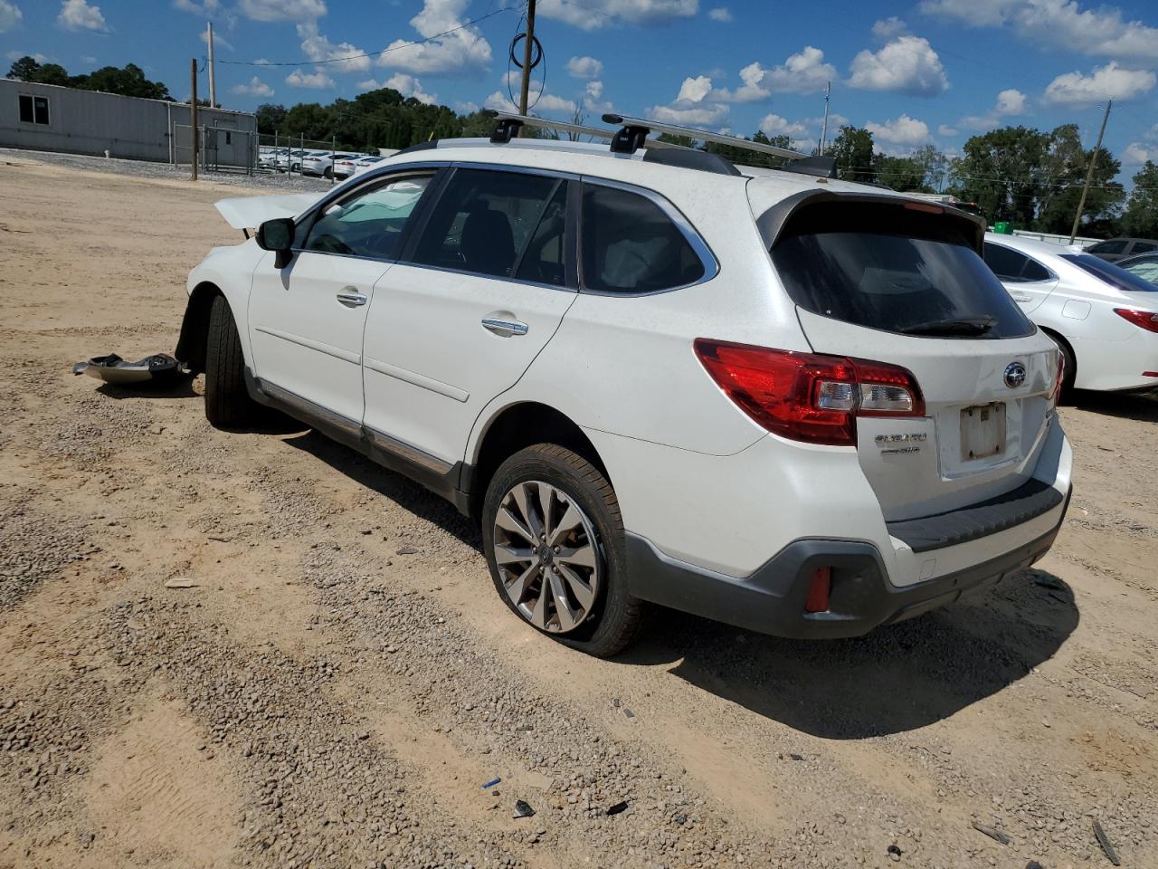 2018 Subaru Outback Touring White vin: 4S4BSETC2J3319692