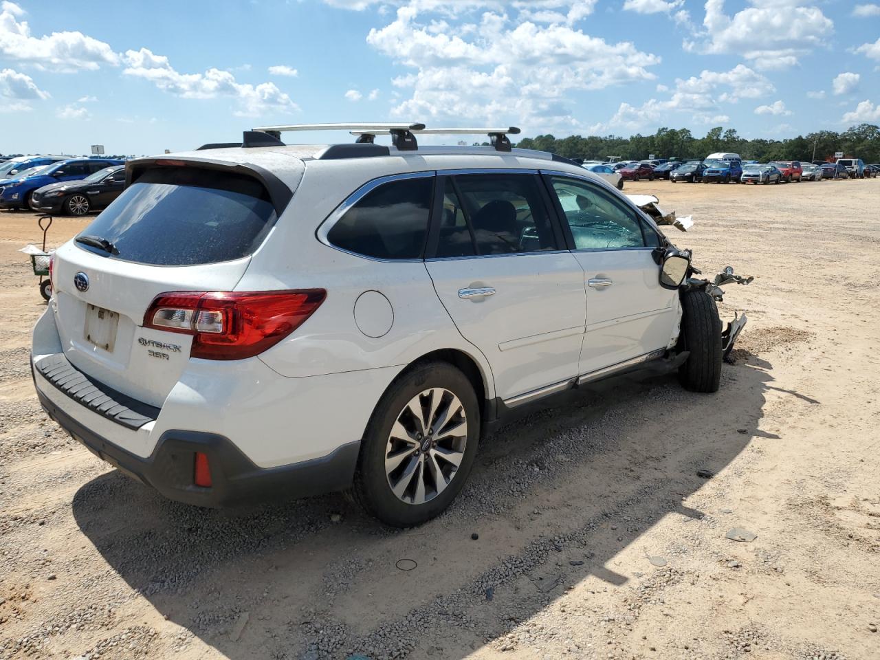 2018 Subaru Outback Touring White vin: 4S4BSETC2J3319692