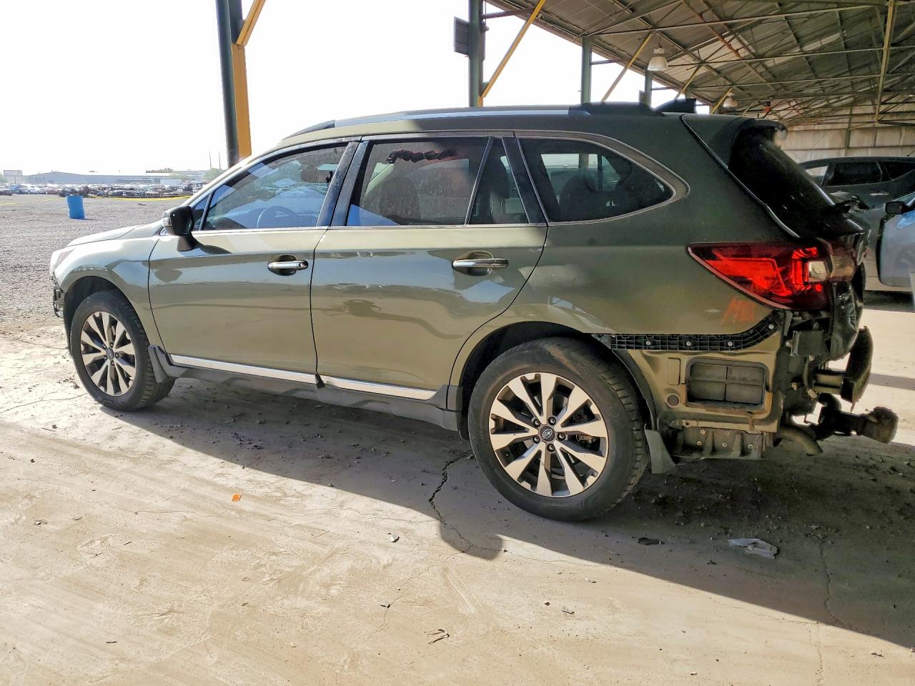 2017 Subaru Outback Touring Green vin: 4S4BSETC3H3431640