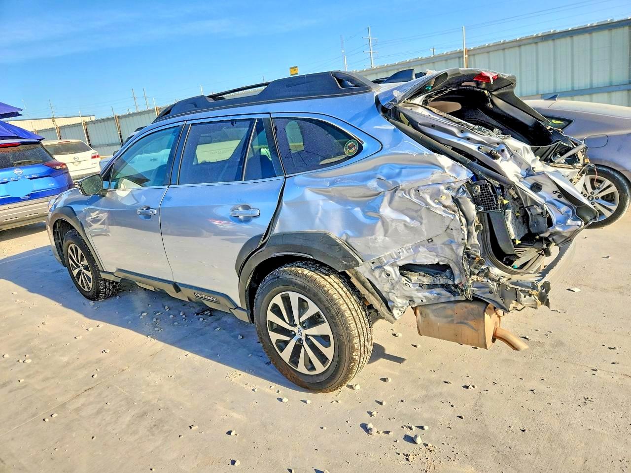 2023 Subaru Outback Premium Серебряный vin: 4S4BTADC0P3166078