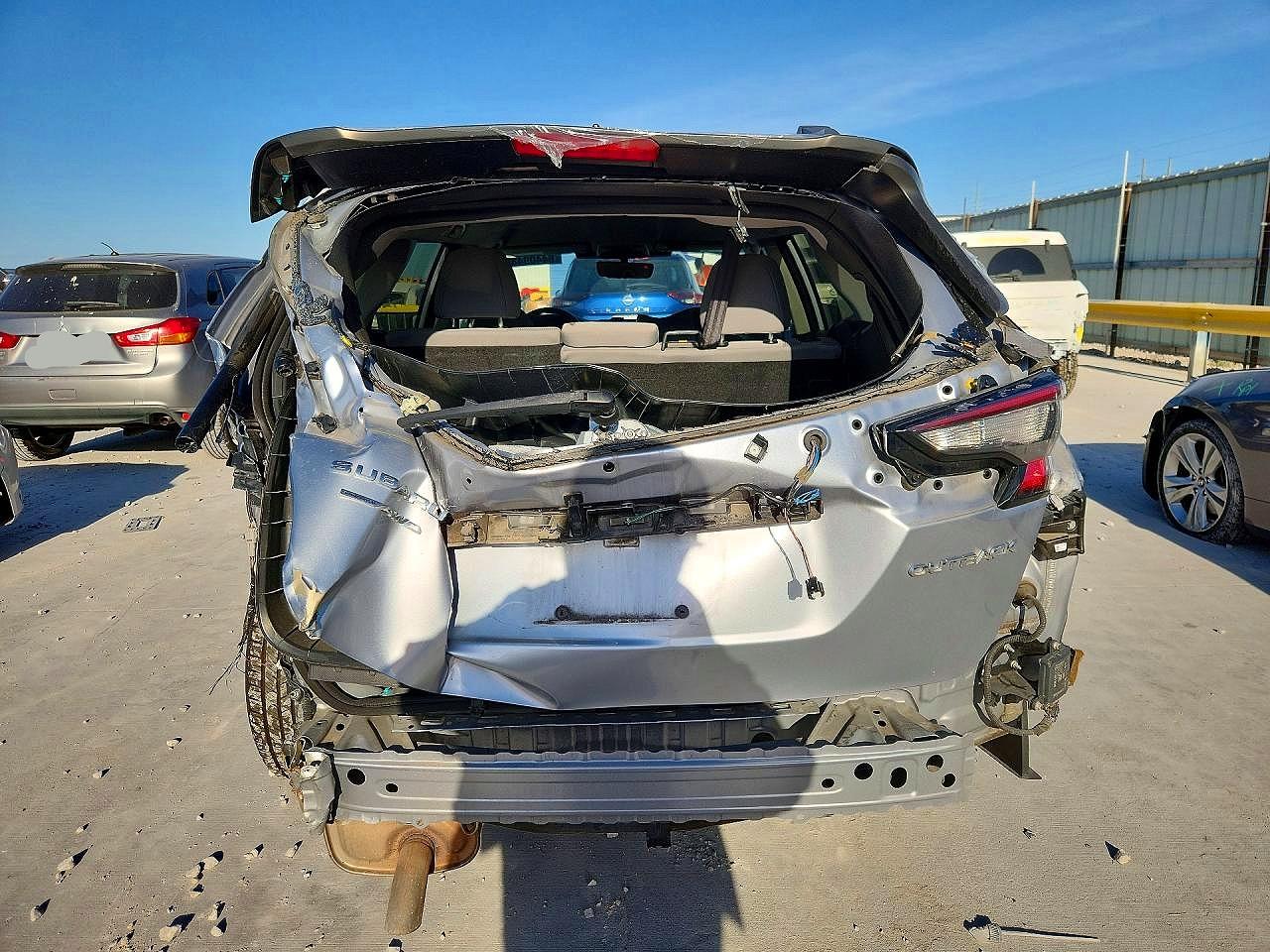2023 Subaru Outback Premium Серебряный vin: 4S4BTADC0P3166078