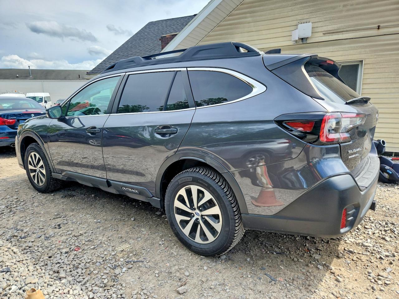 2020 Subaru Outback Premium Gray vin: 4S4BTAEC7L3128663