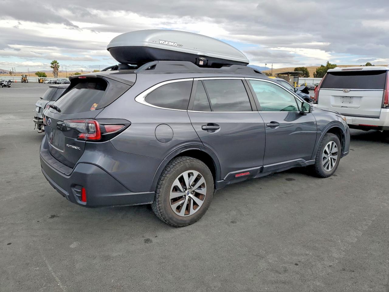 2020 Subaru Outback Premium Gray vin: 4S4BTAEC8L3256295
