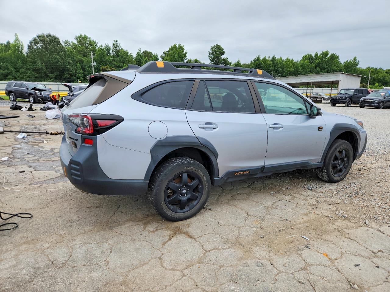 2022 Subaru Outback Wilderness Silver vin: 4S4BTGSD6N3182233