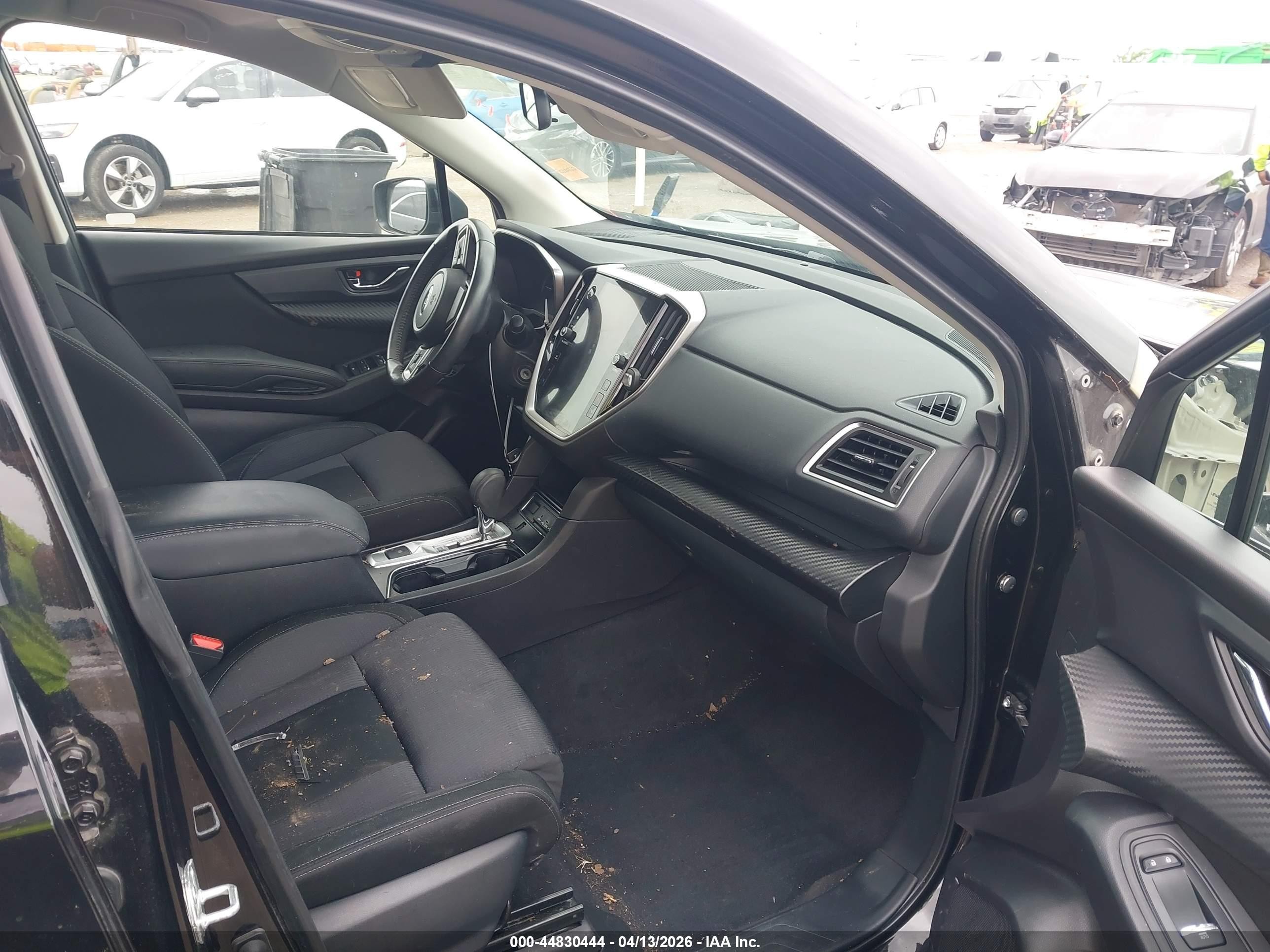 2023 Subaru Ascent Premium 8-passenger Черный vin: 4S4WMABD0P3403078