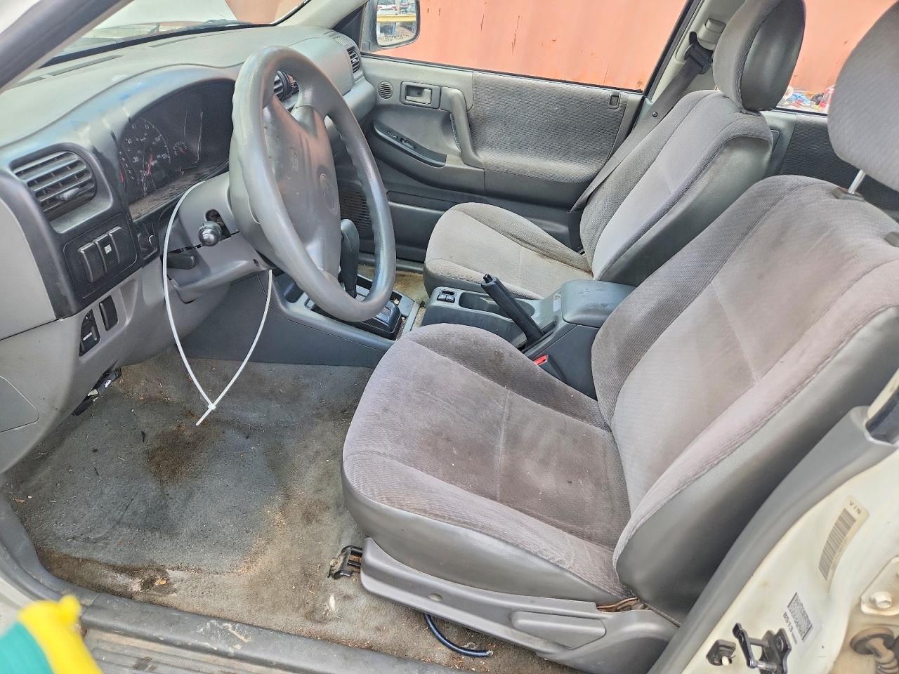 2000 Hond Passport White vin: 4S6CK58W7Y4410993