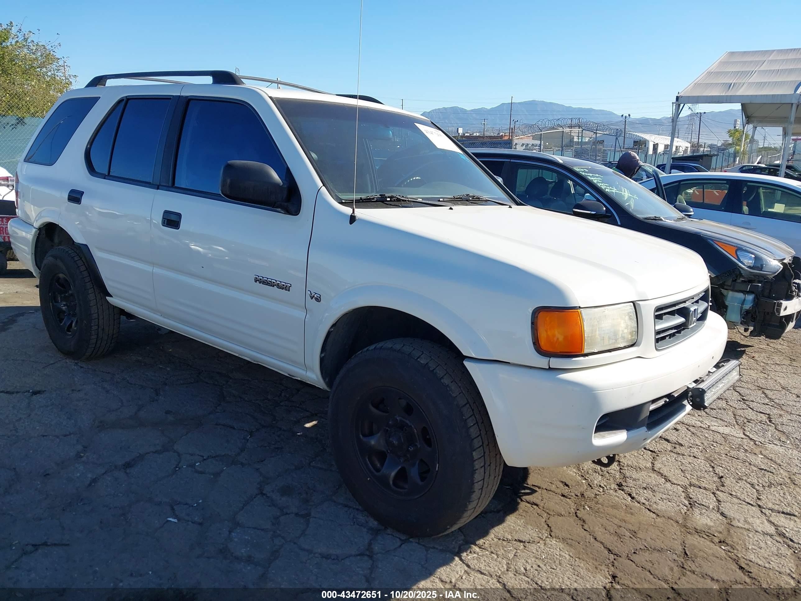 1998 Honda Passport Ex/lx White vin: 4S6CK58W8W4418971