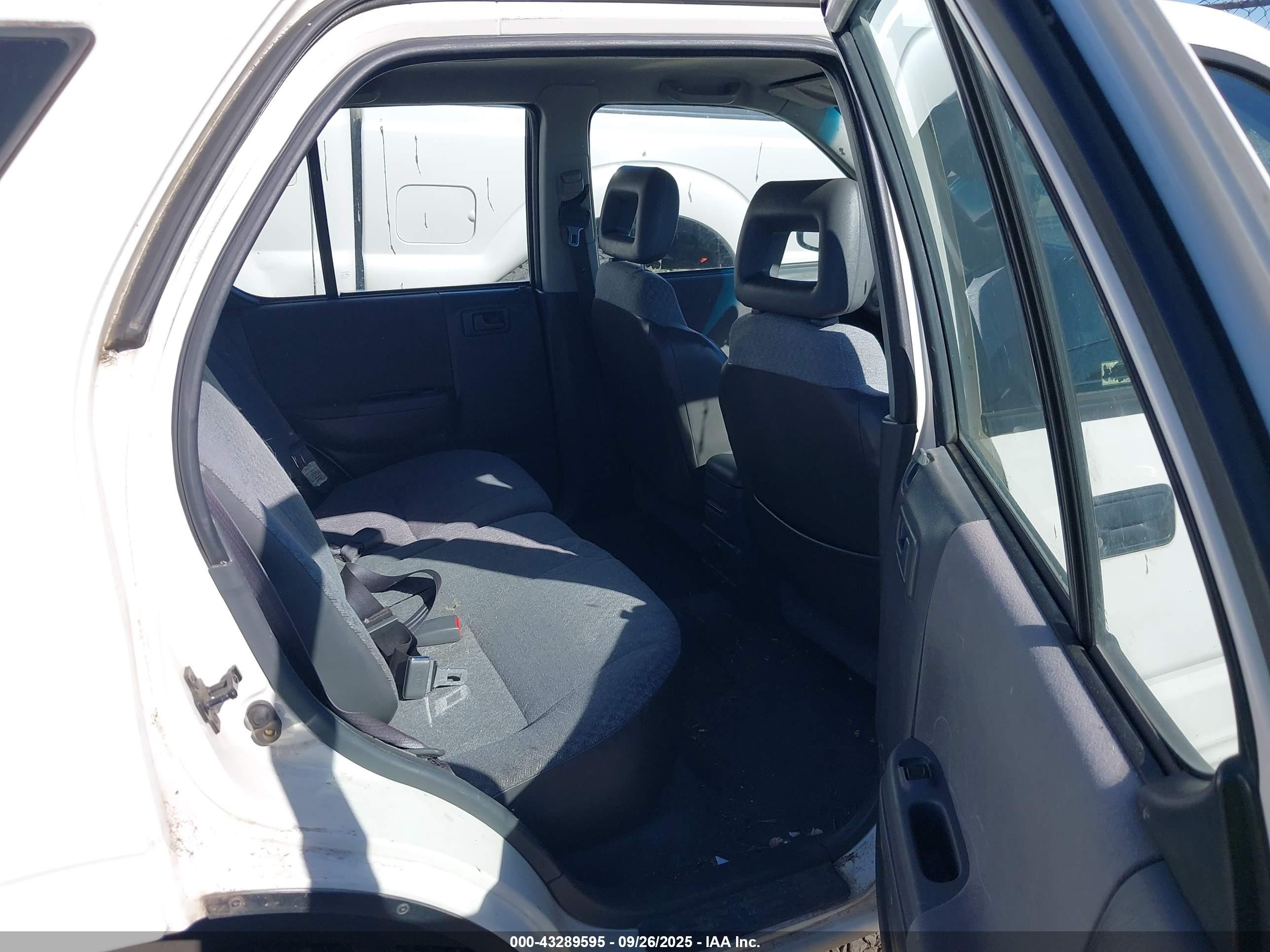 1998 Honda Passport Ex/lx White vin: 4S6CM58W1W4416635