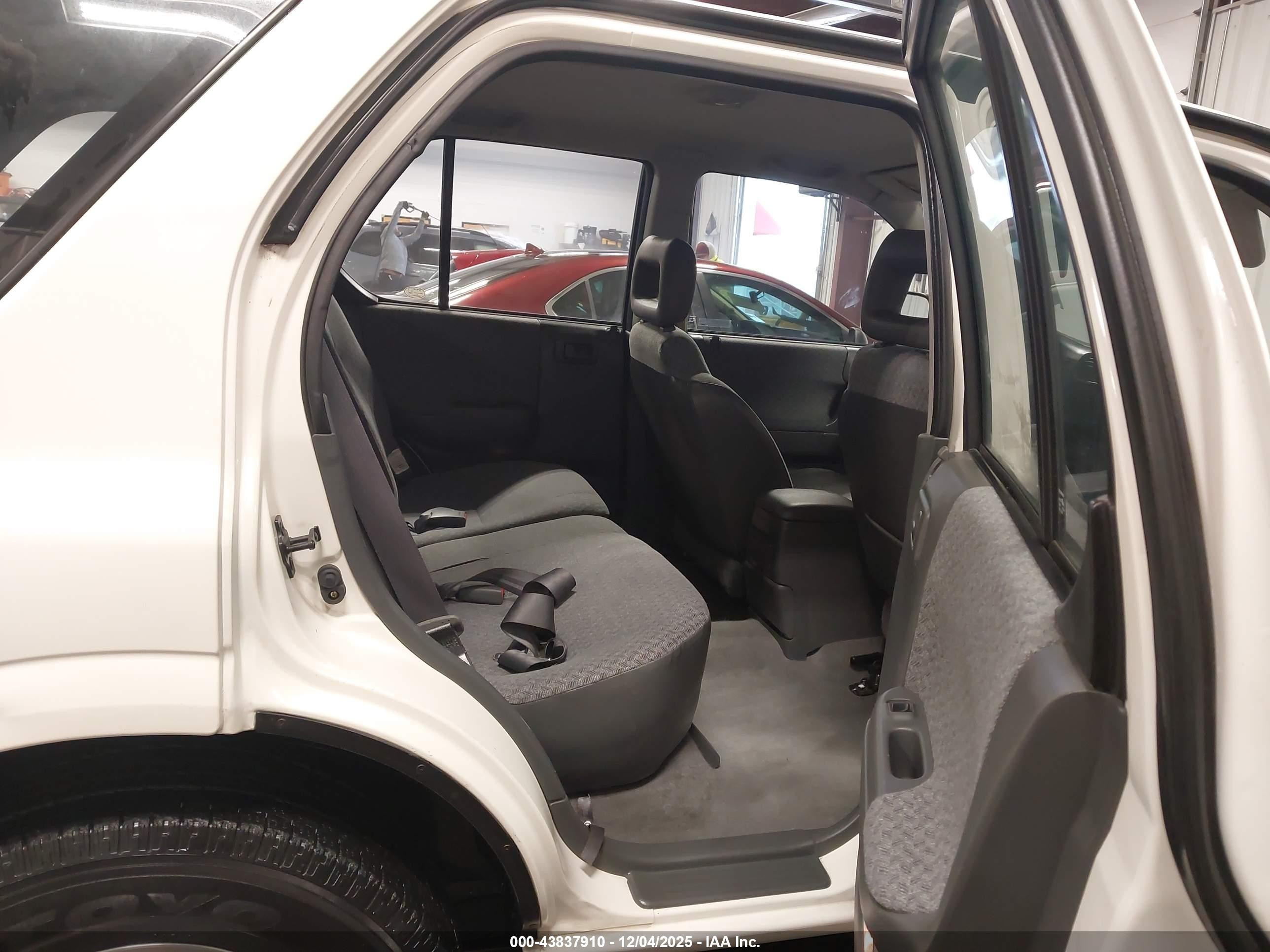 1999 Honda Passport Ex/lx White vin: 4S6CM58W7X4422411