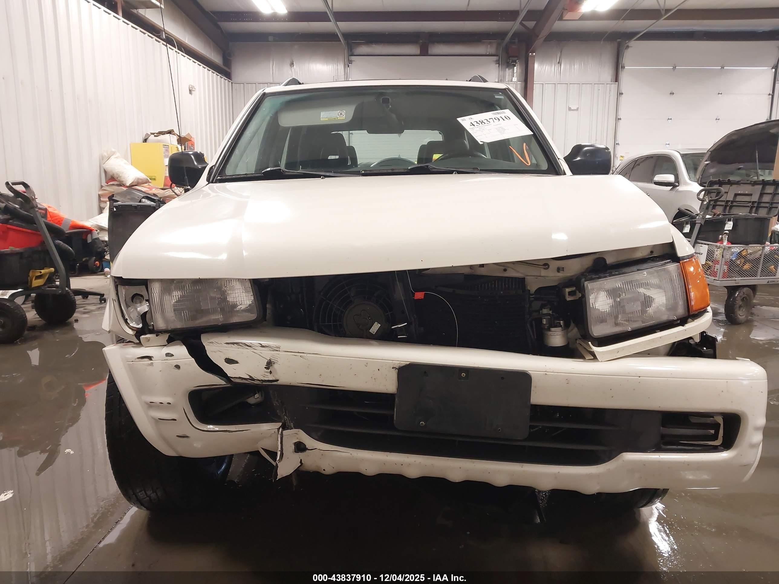 1999 Honda Passport Ex/lx White vin: 4S6CM58W7X4422411