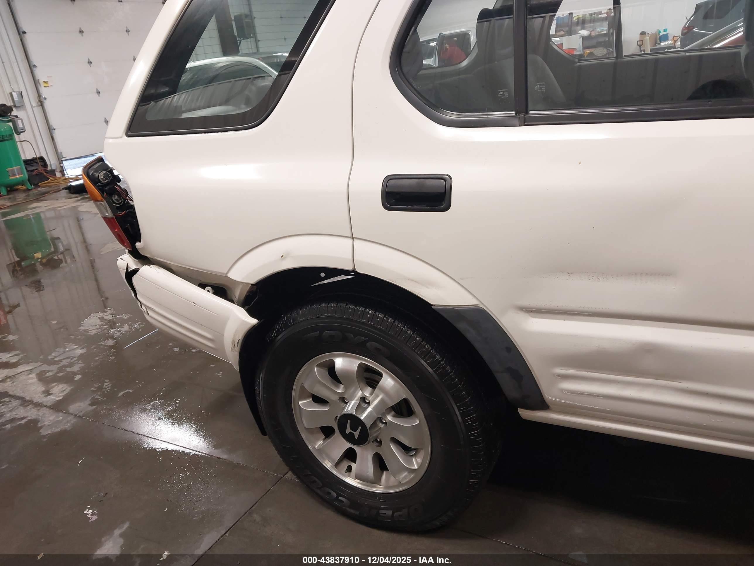 1999 Honda Passport Ex/lx White vin: 4S6CM58W7X4422411
