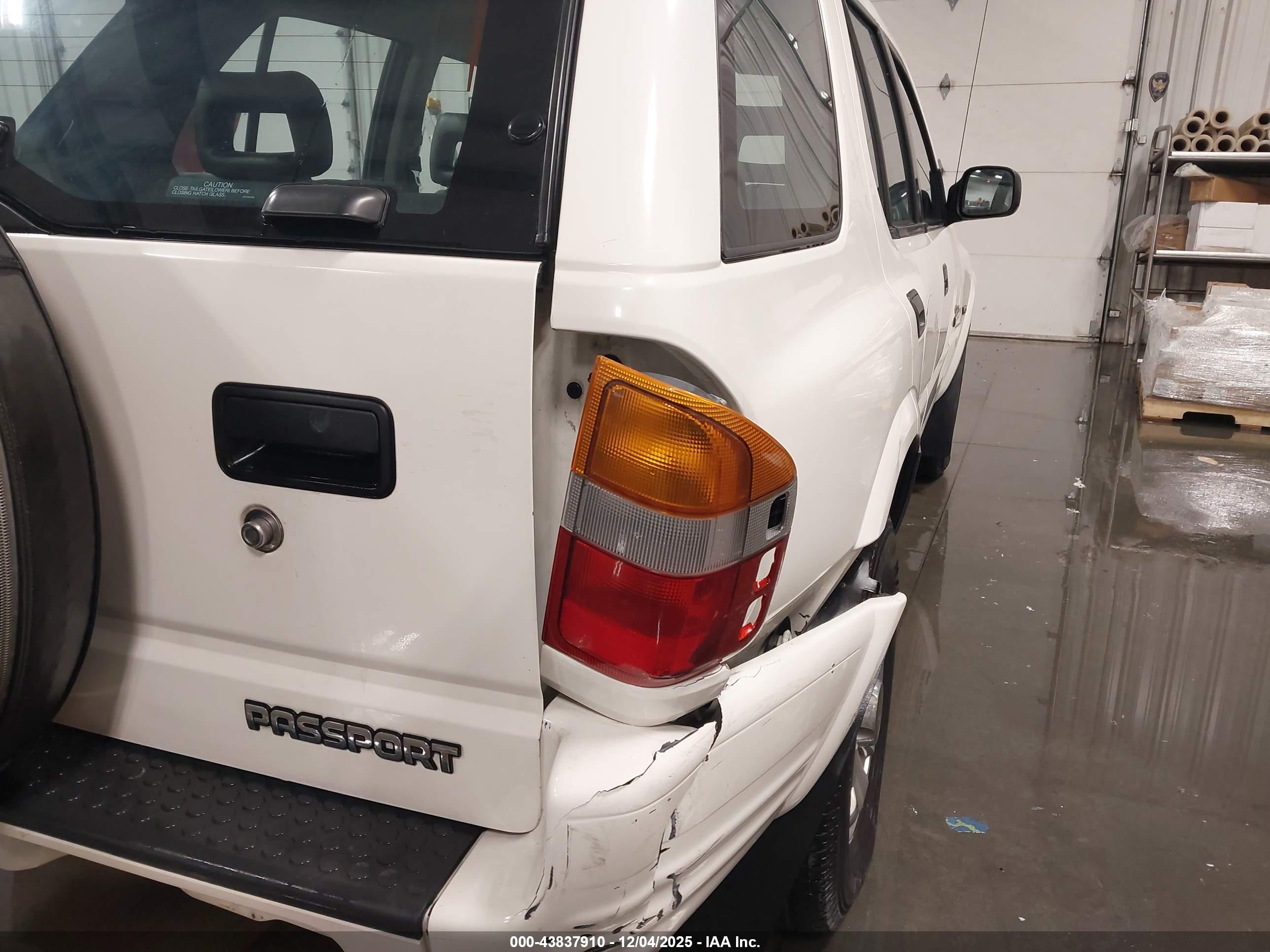 1999 Honda Passport Ex/lx White vin: 4S6CM58W7X4422411