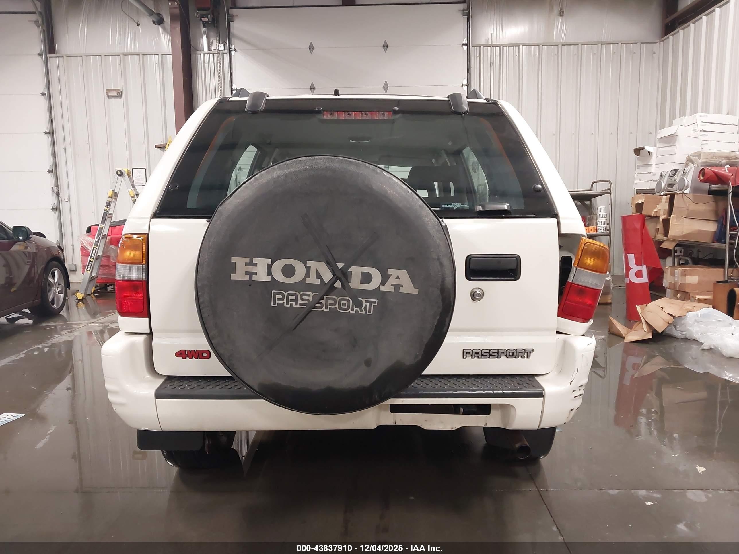 1999 Honda Passport Ex/lx White vin: 4S6CM58W7X4422411