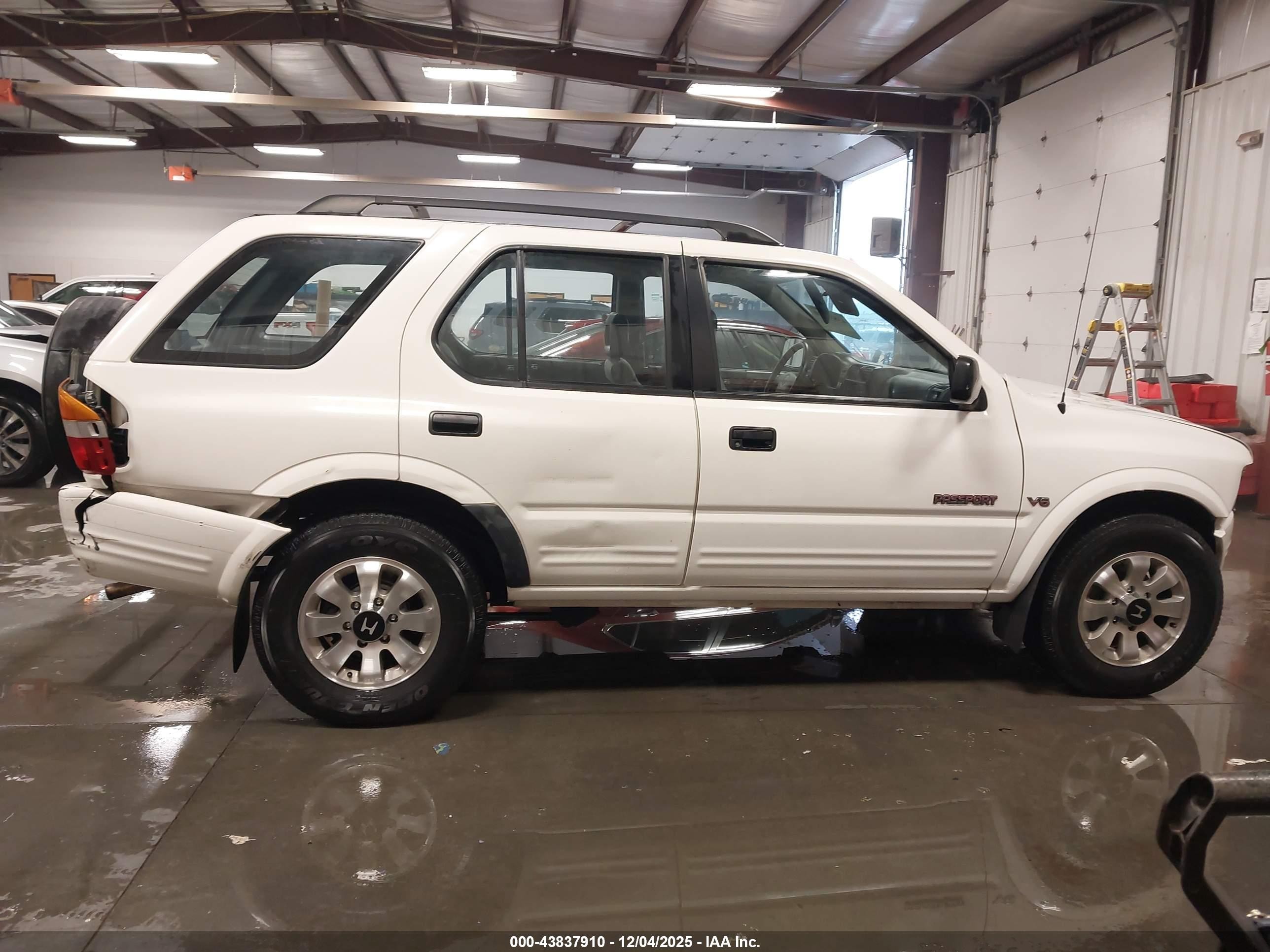 1999 Honda Passport Ex/lx White vin: 4S6CM58W7X4422411