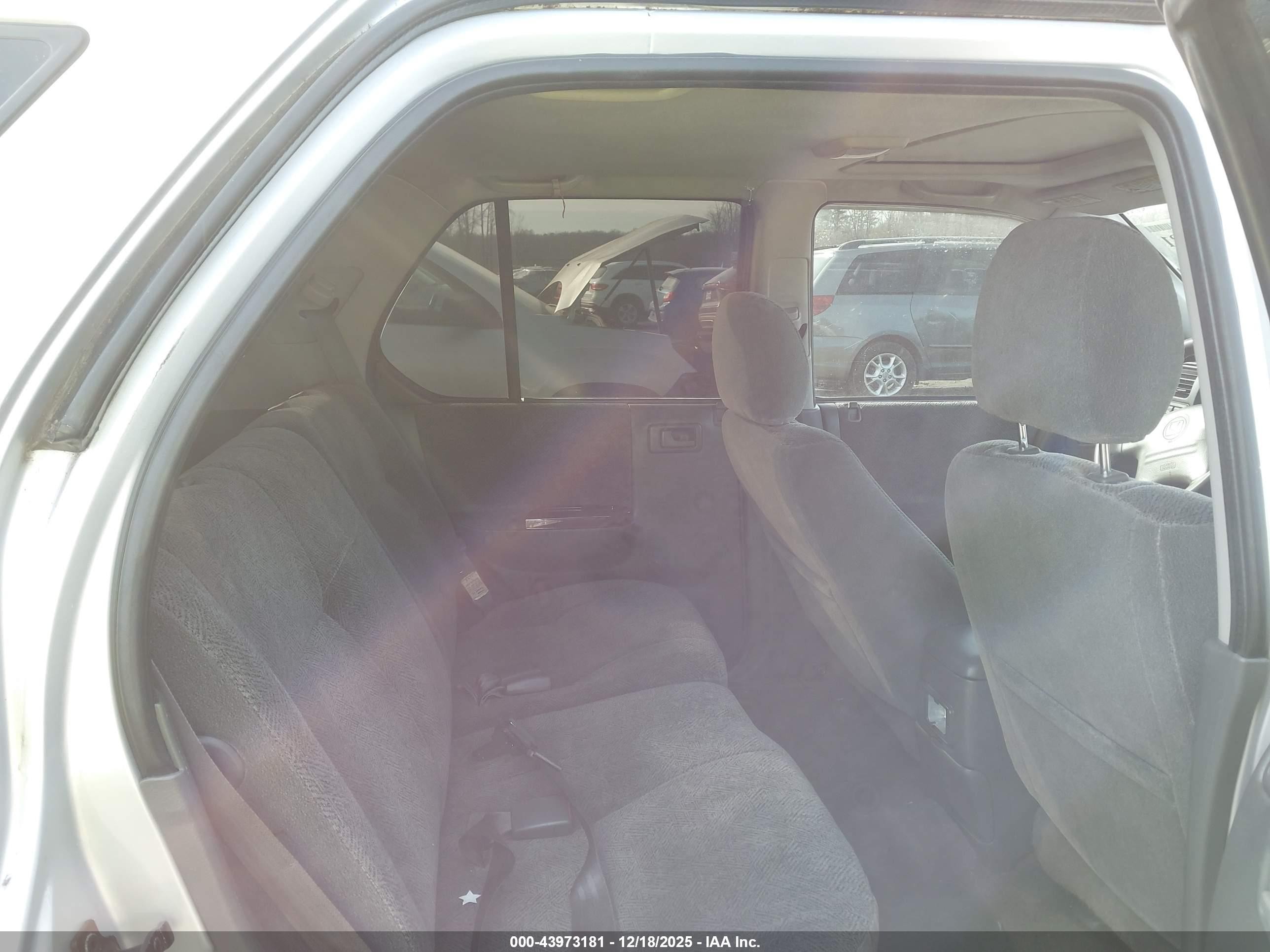 2000 Honda Passport Ex/lx Silver vin: 4S6DM58W5Y4411140