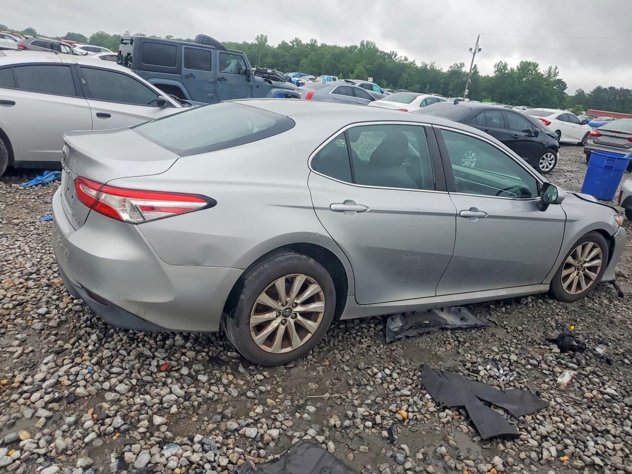 2018 Toyota Camry Le Серебряный vin: 4T1B11HK4JU656130