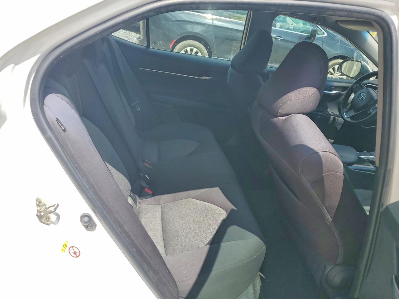 2018 Toyota Camry Le White vin: 4T1B11HK5JU089748