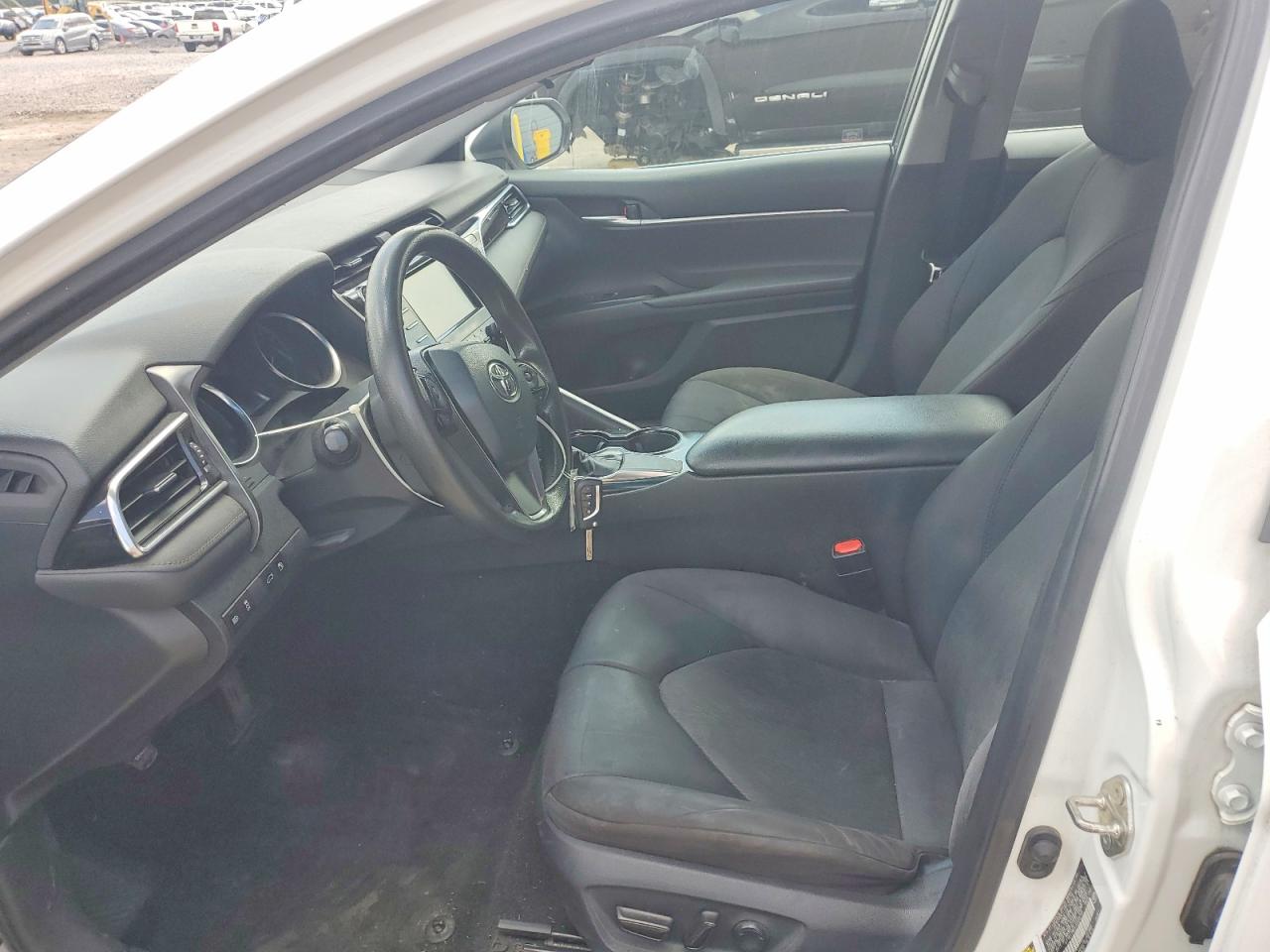 2018 Toyota Camry Le White vin: 4T1B11HK5JU089748