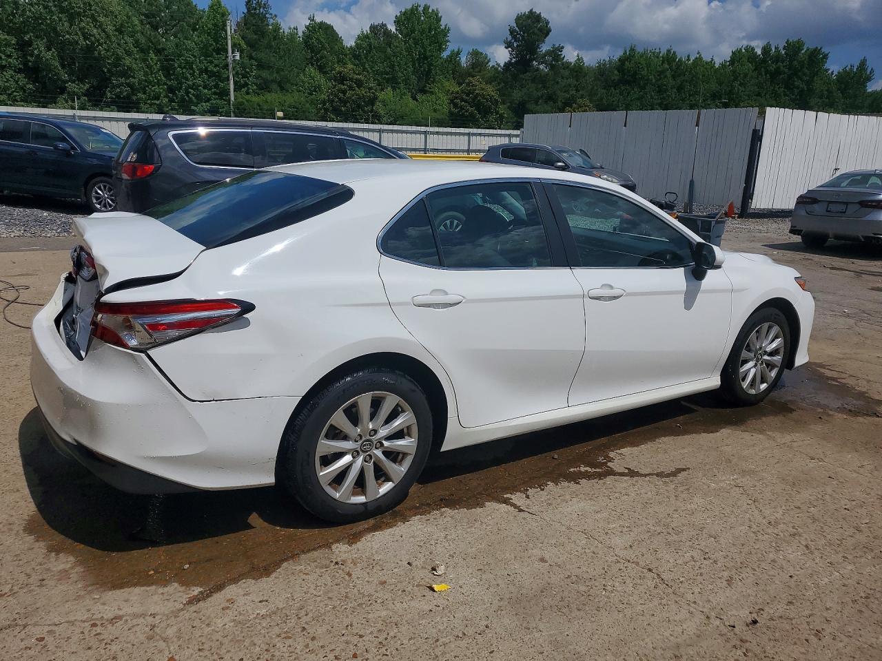 2018 Toyota Camry Le White vin: 4T1B11HK5JU089748